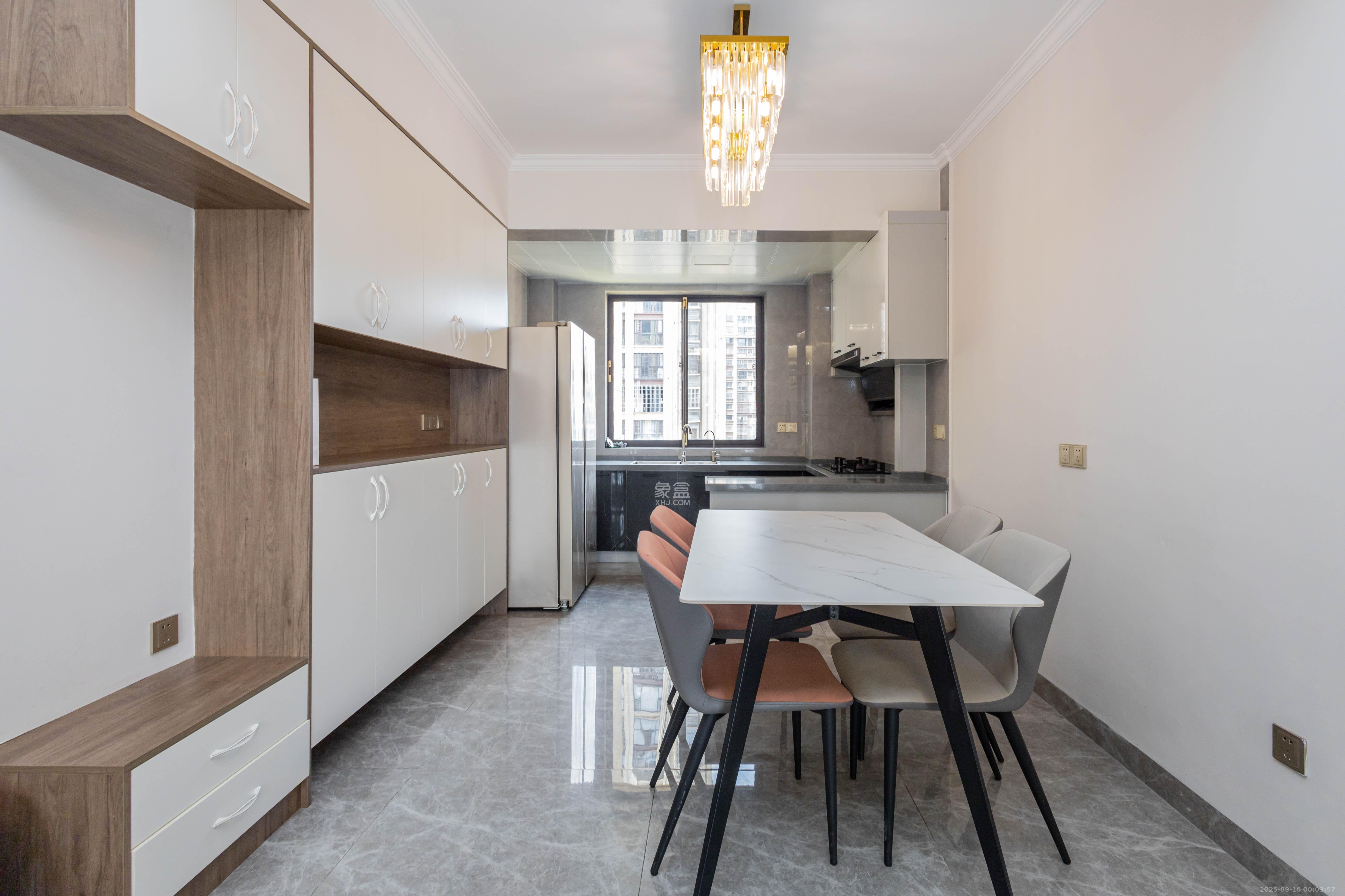 东方美地  4室2厅2卫    109.5万客厅