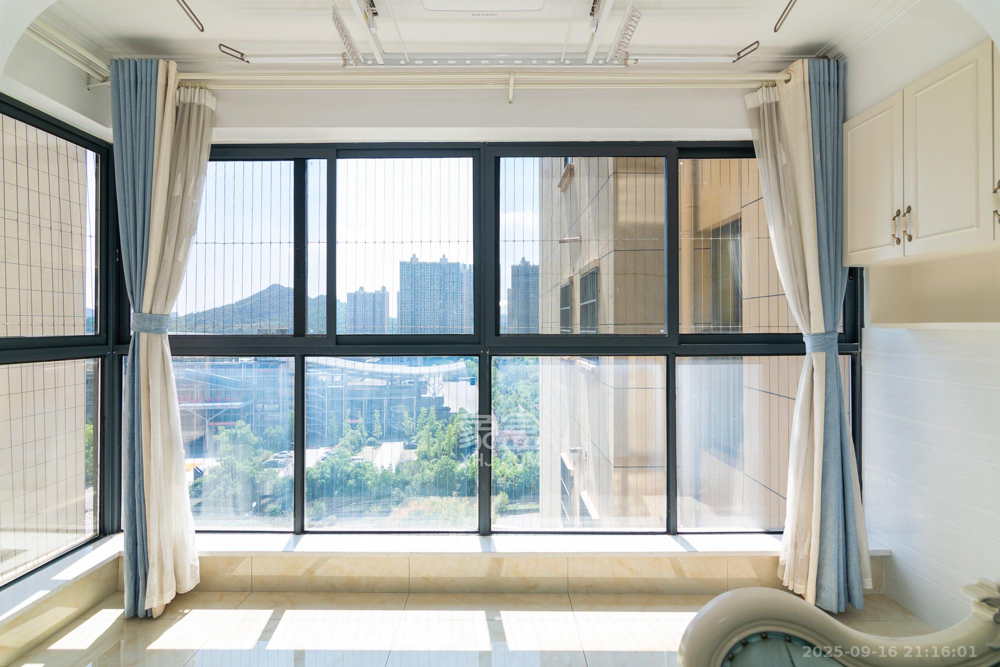 荣盛岳麓峰景 4室2厅2卫 82.0万 荣盛岳麓峰景 4室2厅2卫 82.0万阳台