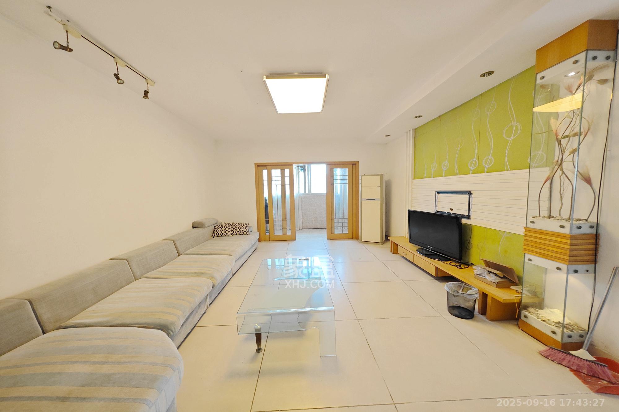 嘉盛华庭（一期、二期、三期）  3室2厅1卫    80.0万客厅