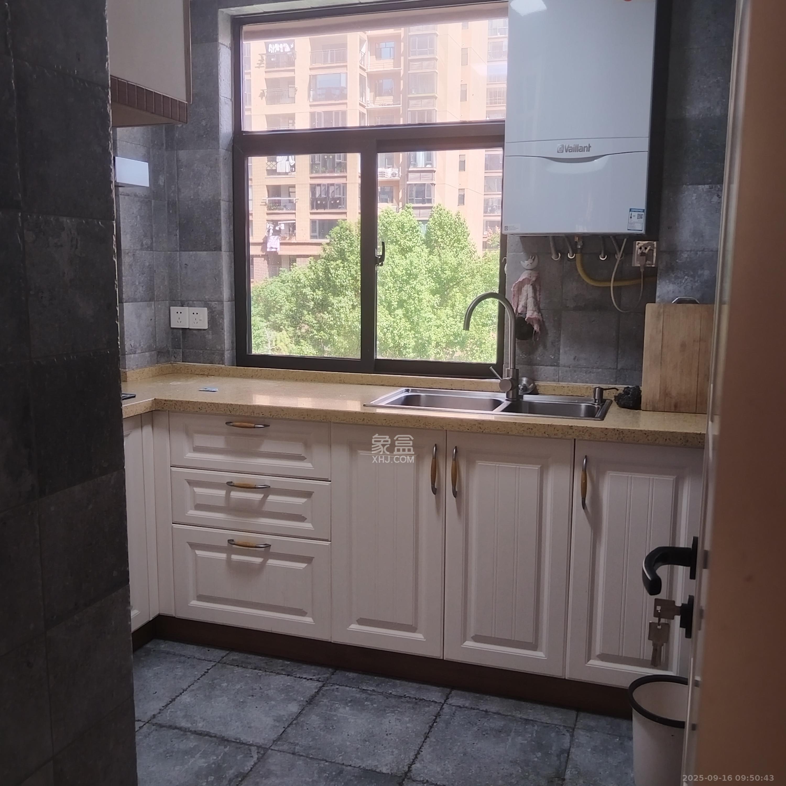 德润小区(丰升德润小区) 4室2厅2卫 4300.0元/月 德润小区(丰升德润小区) 4室2厅2卫 4300.0元/月室内图