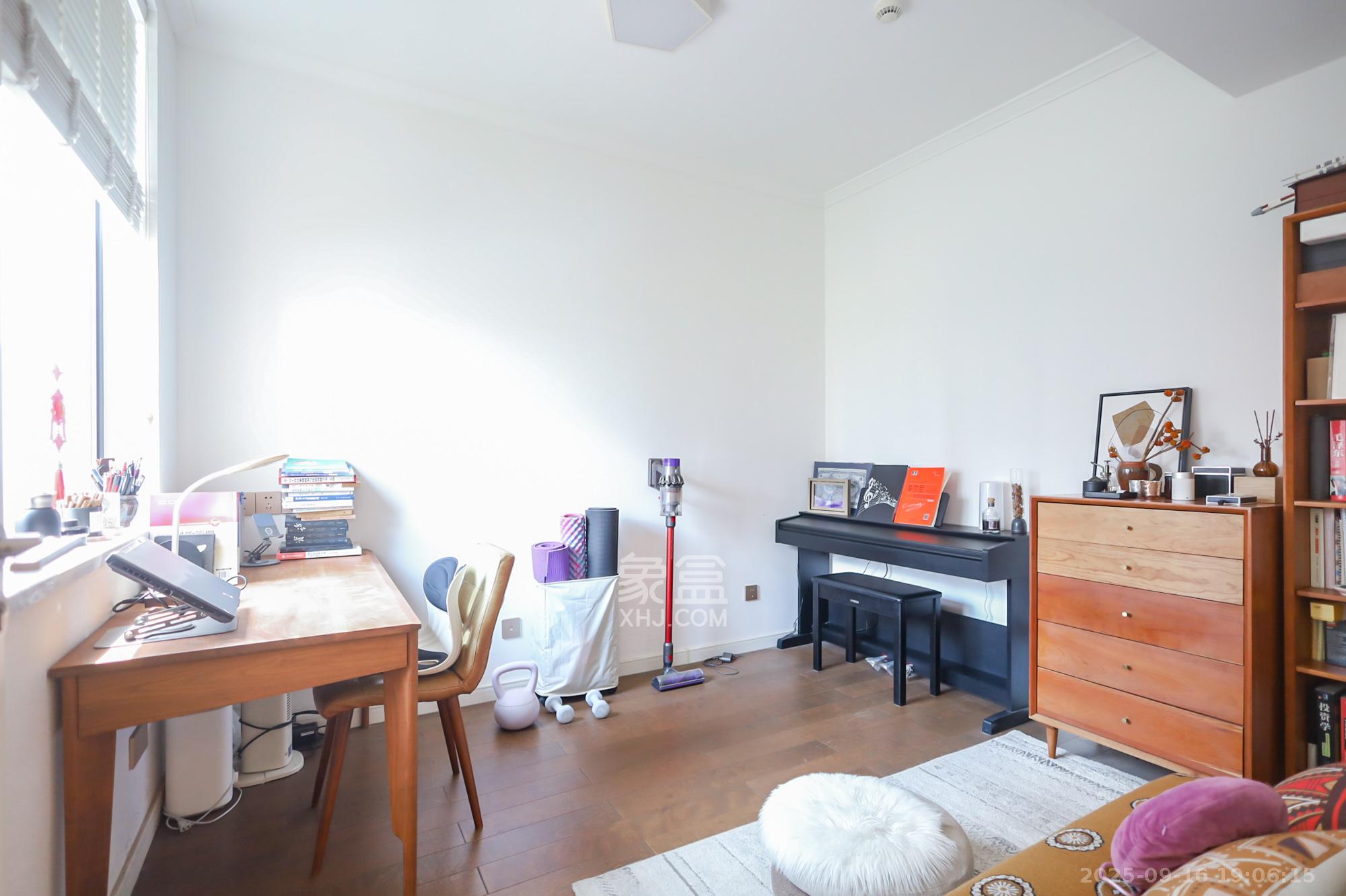 万科里金域国际  3室2厅2卫    228.0万卧室