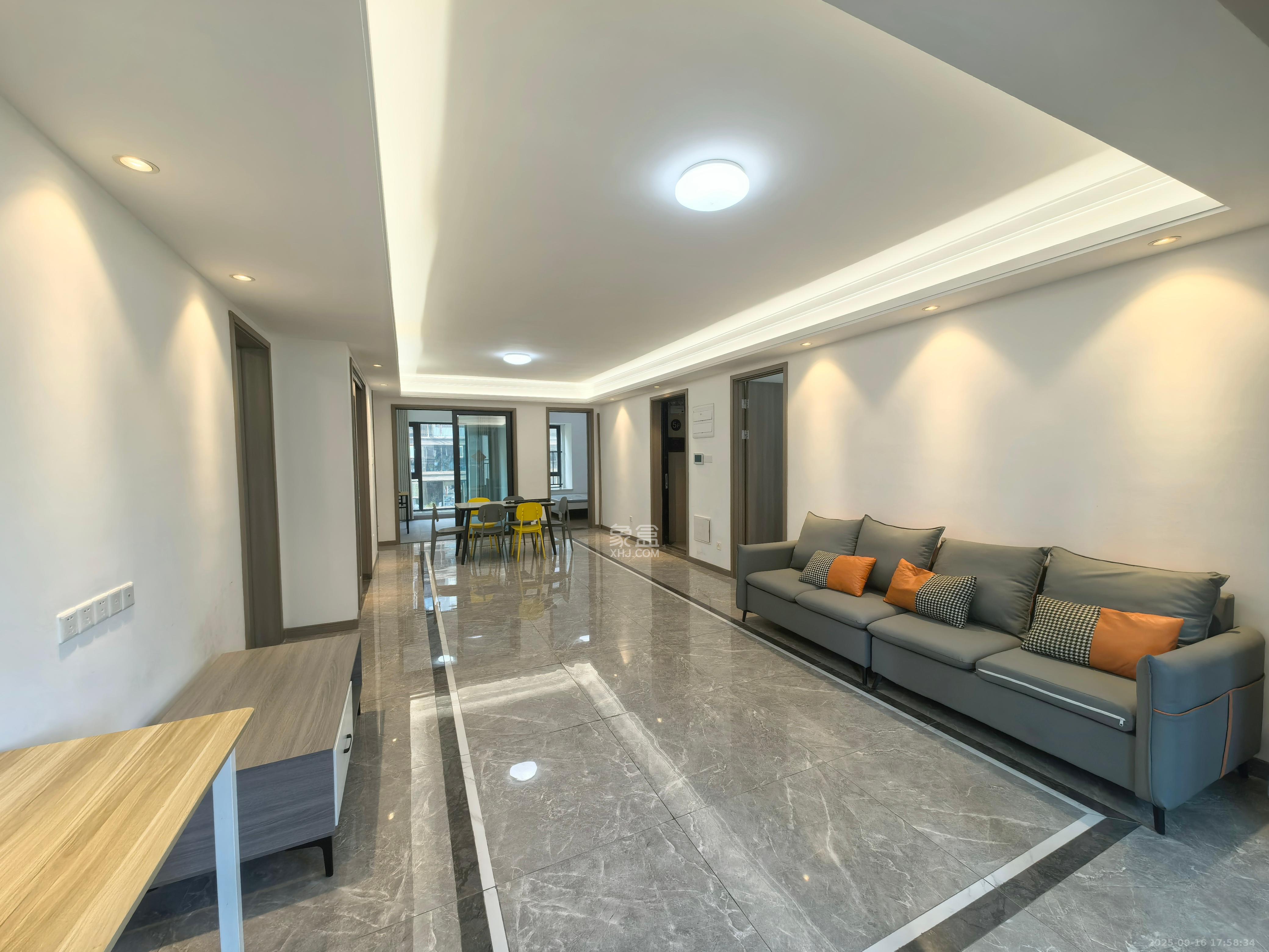 越秀亲爱里  5室2厅2卫    3280.0元/月室内图