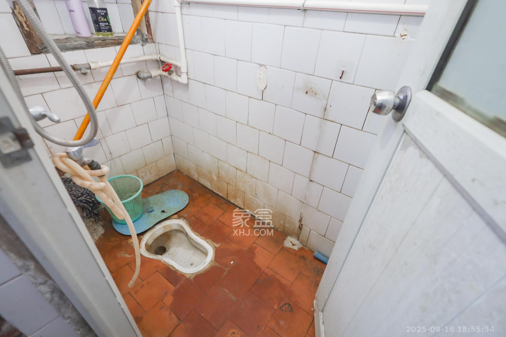 杜家塘小区  2室1厅1卫   30.00万卫生间