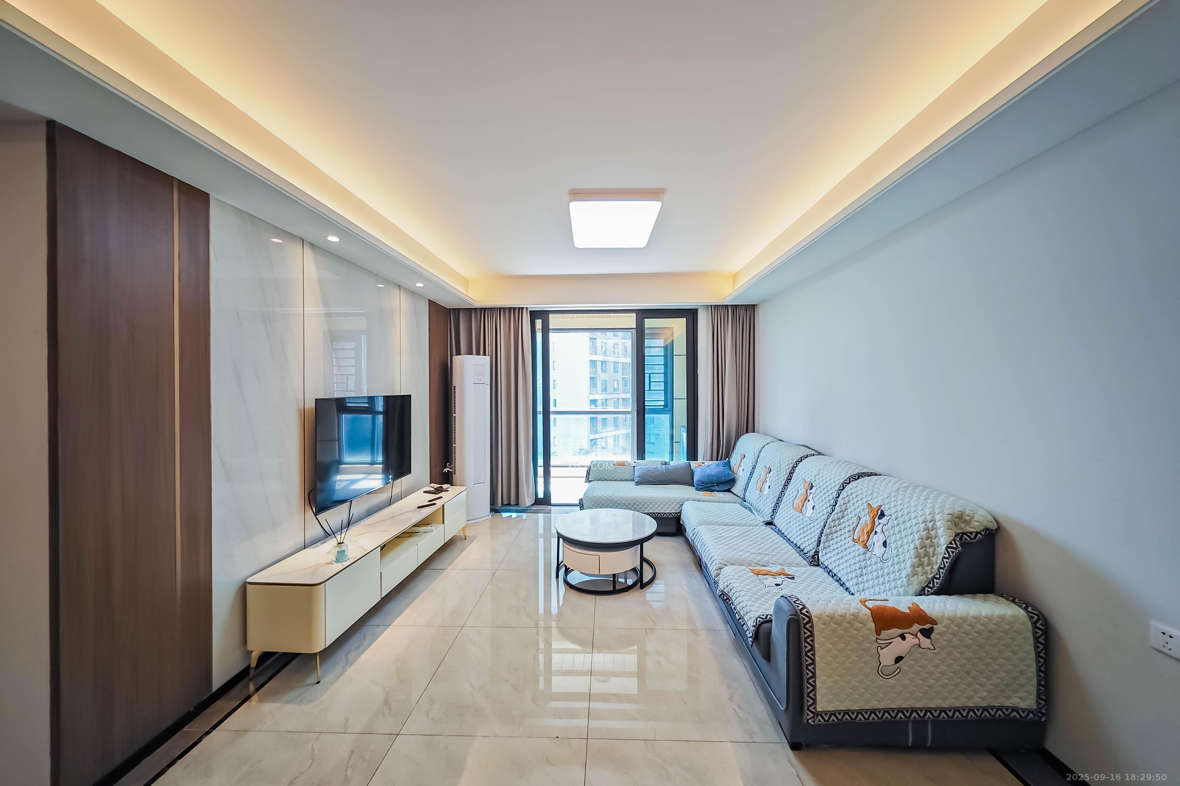 保利茉莉公馆  3室2厅2卫    150.0万客厅