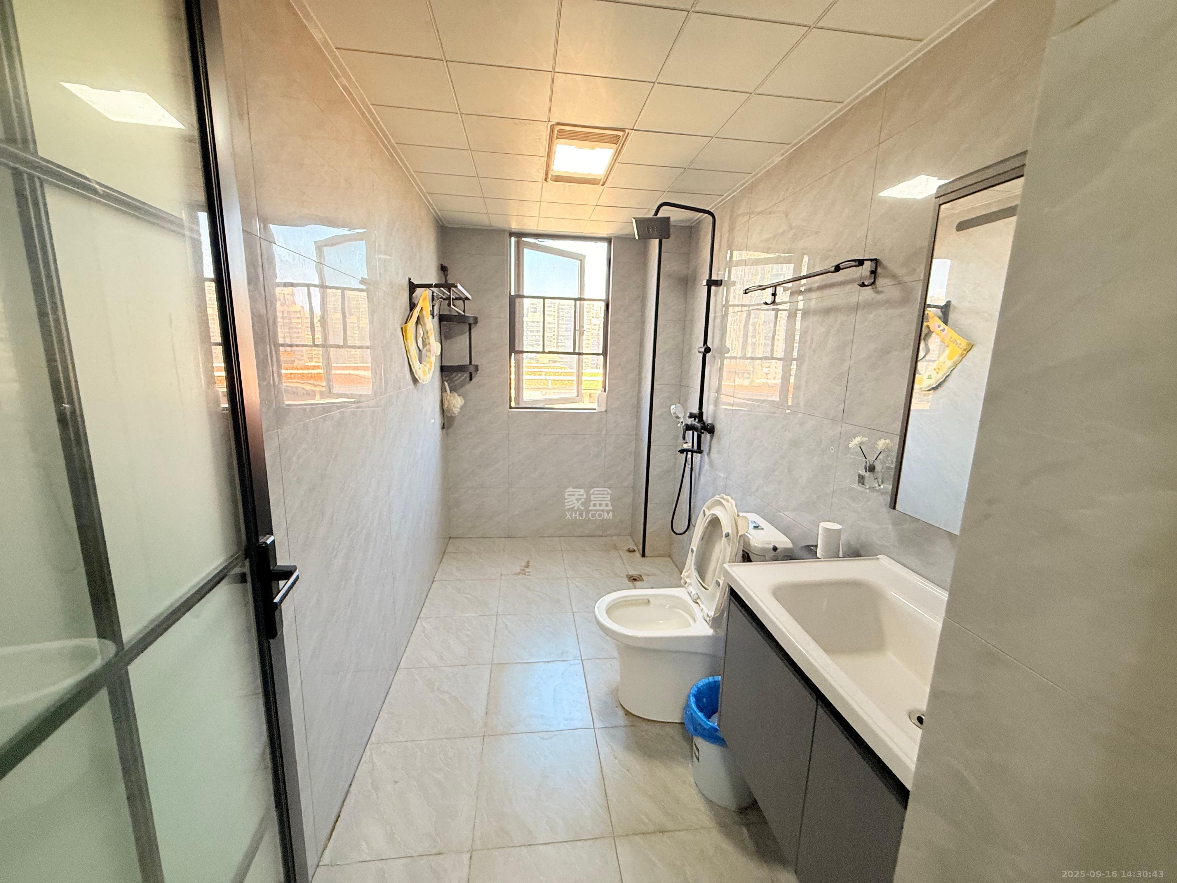 长房东旭国际  4室2厅2卫    3400.0元/月室内图