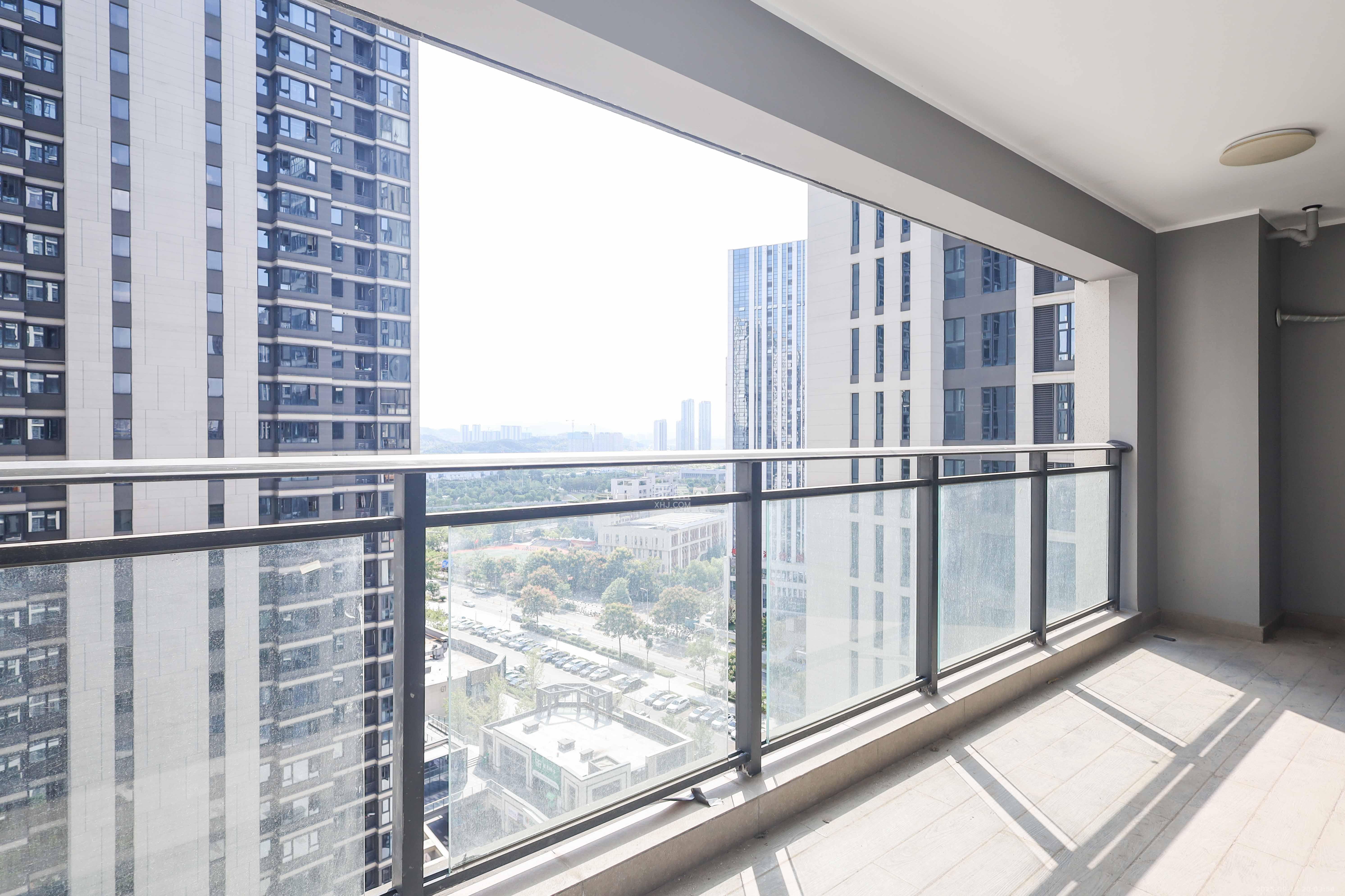 中海阅溪府  4室2厅2卫    190.0万阳台