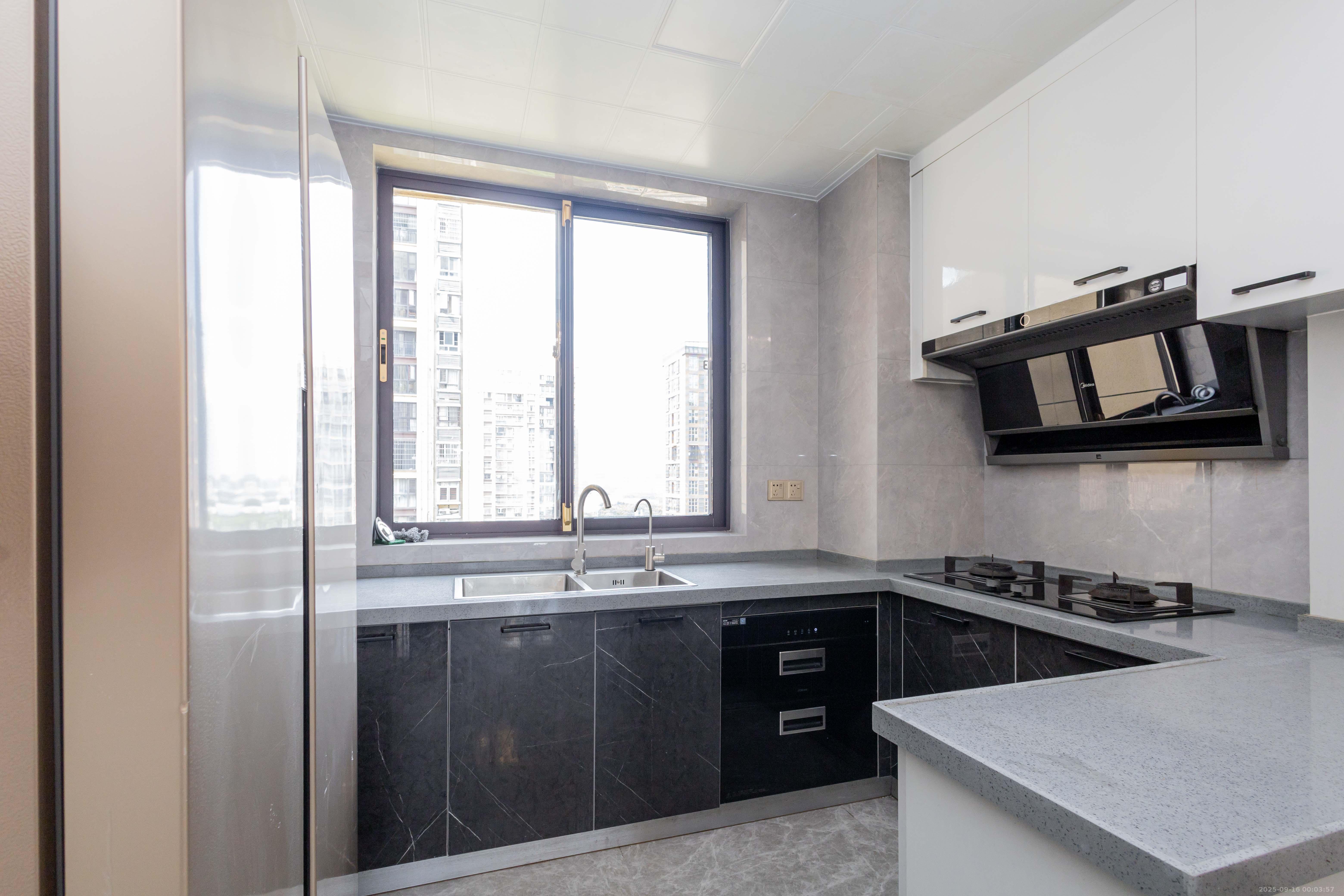 东方美地  4室2厅2卫    109.5万厨房