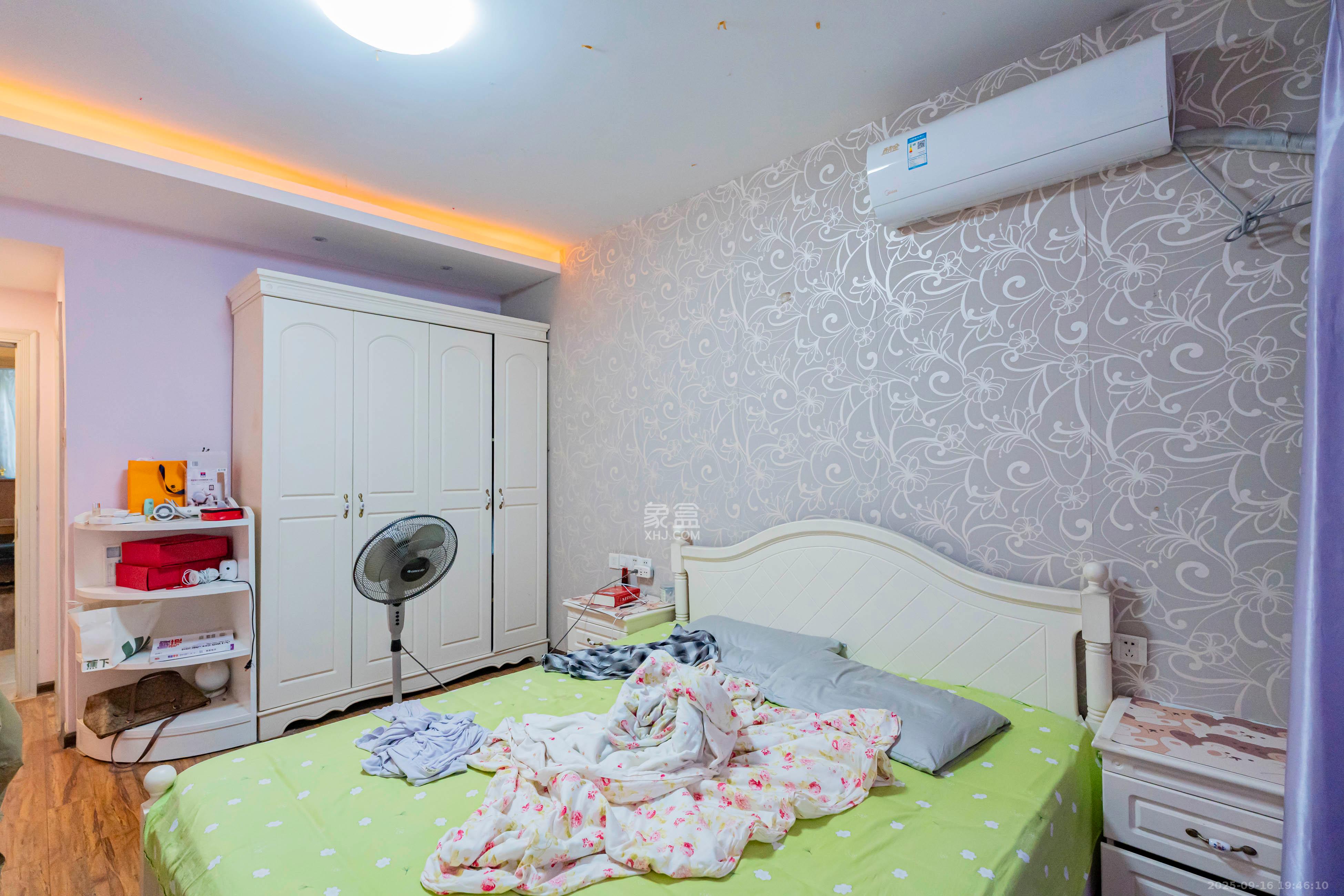 学府华庭 4室2厅2卫 100.0万 学府华庭 4室2厅2卫 100.0万卧室