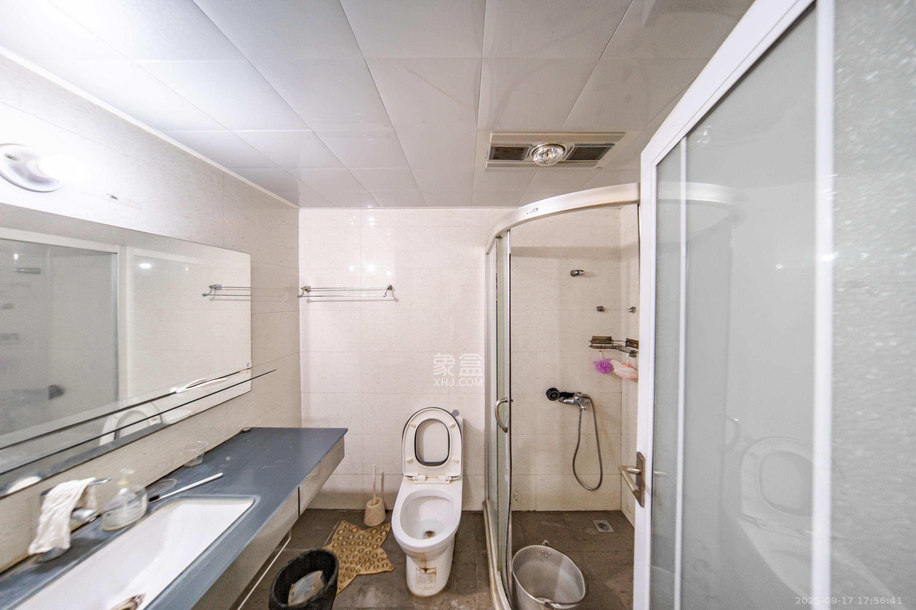 阳光100二期 4室2厅2卫 117.6万 阳光100二期 4室2厅2卫 117.6万卫生间