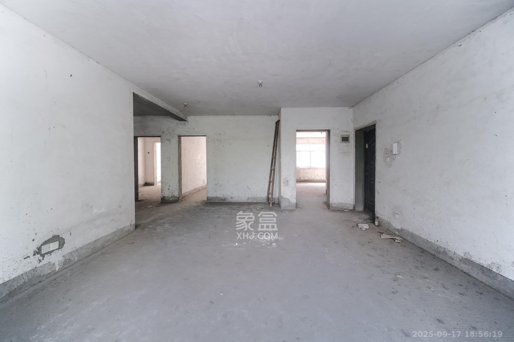 银园公寓（长沙县）  3室2厅2卫    80.0万客厅