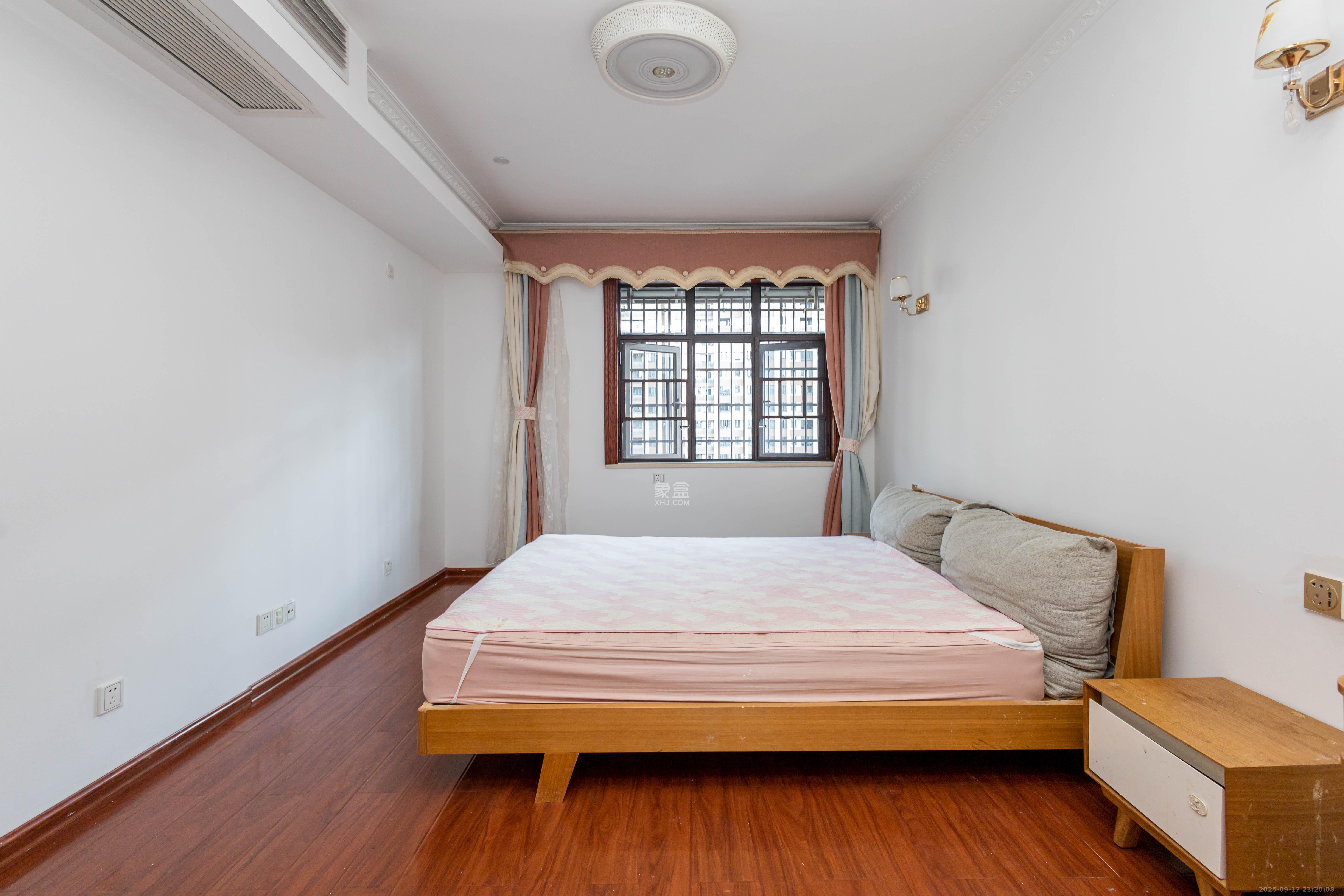 盛隆佳园 4室2厅2卫 126.0万 盛隆佳园 4室2厅2卫 126.0万卧室