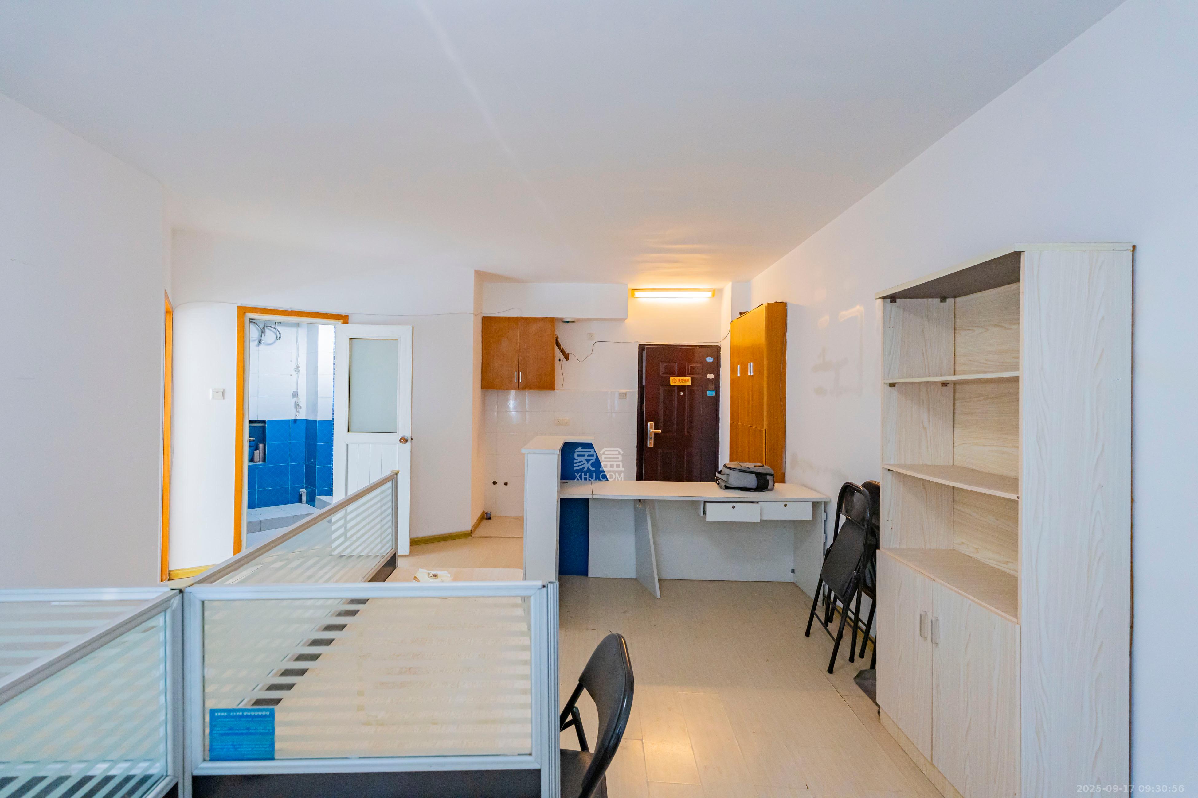 四季美景一、二期  1室2厅1卫    1500.0元/月室内图