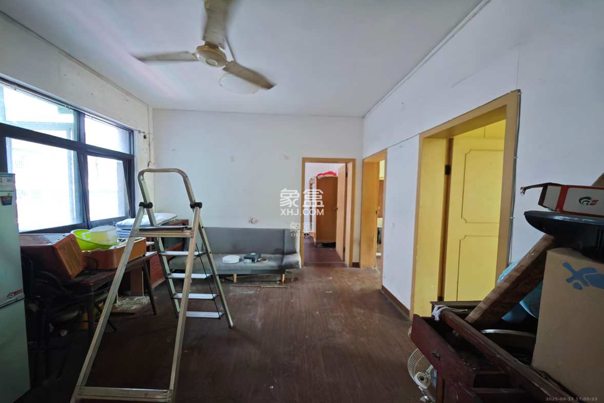 长岭水电八局宿舍 3室1厅1卫 1600.0元/月 长岭水电八局宿舍 3室1厅1卫 1600.0元/月室内图