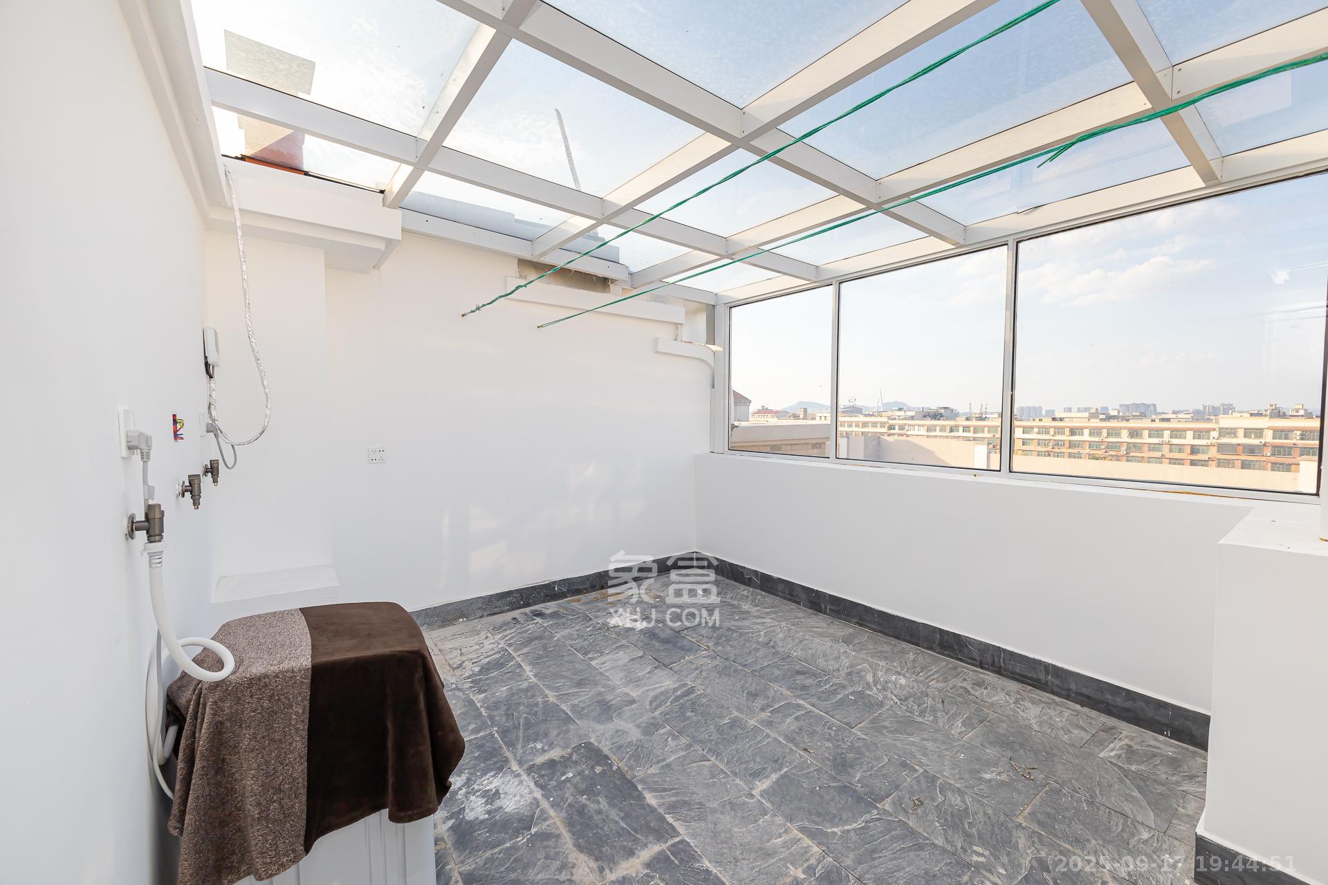 盈峰翠邸 4室2厅3卫 156.0万 盈峰翠邸 4室2厅3卫 156.0万阳台