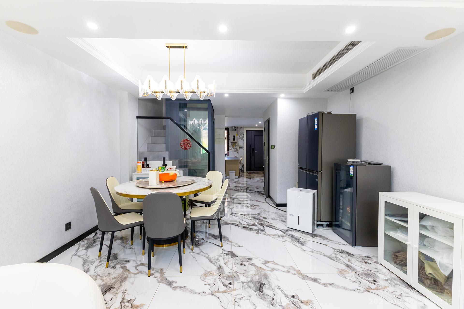 盈峰翠邸  5室2厅4卫    298.0万客厅