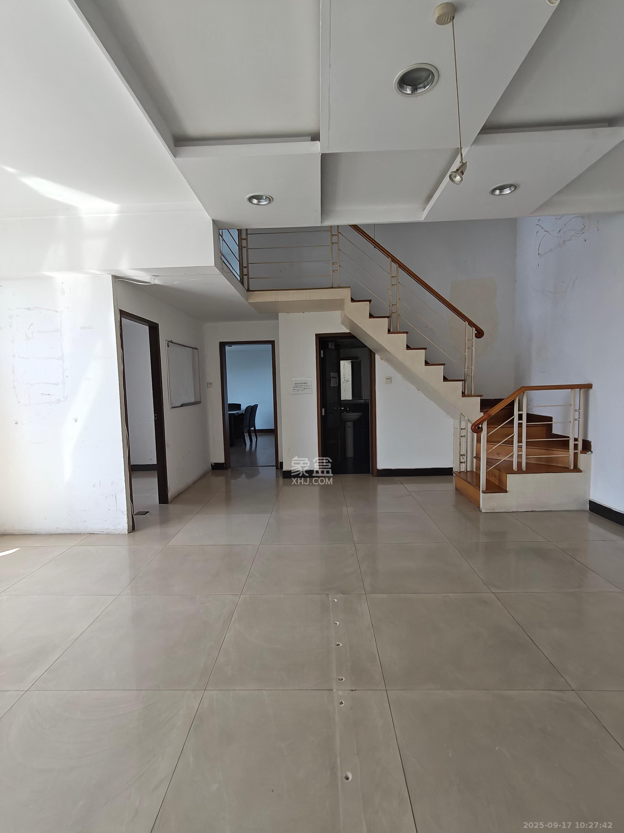 君临天厦  4室1厅1卫    3000.0元/月室内图