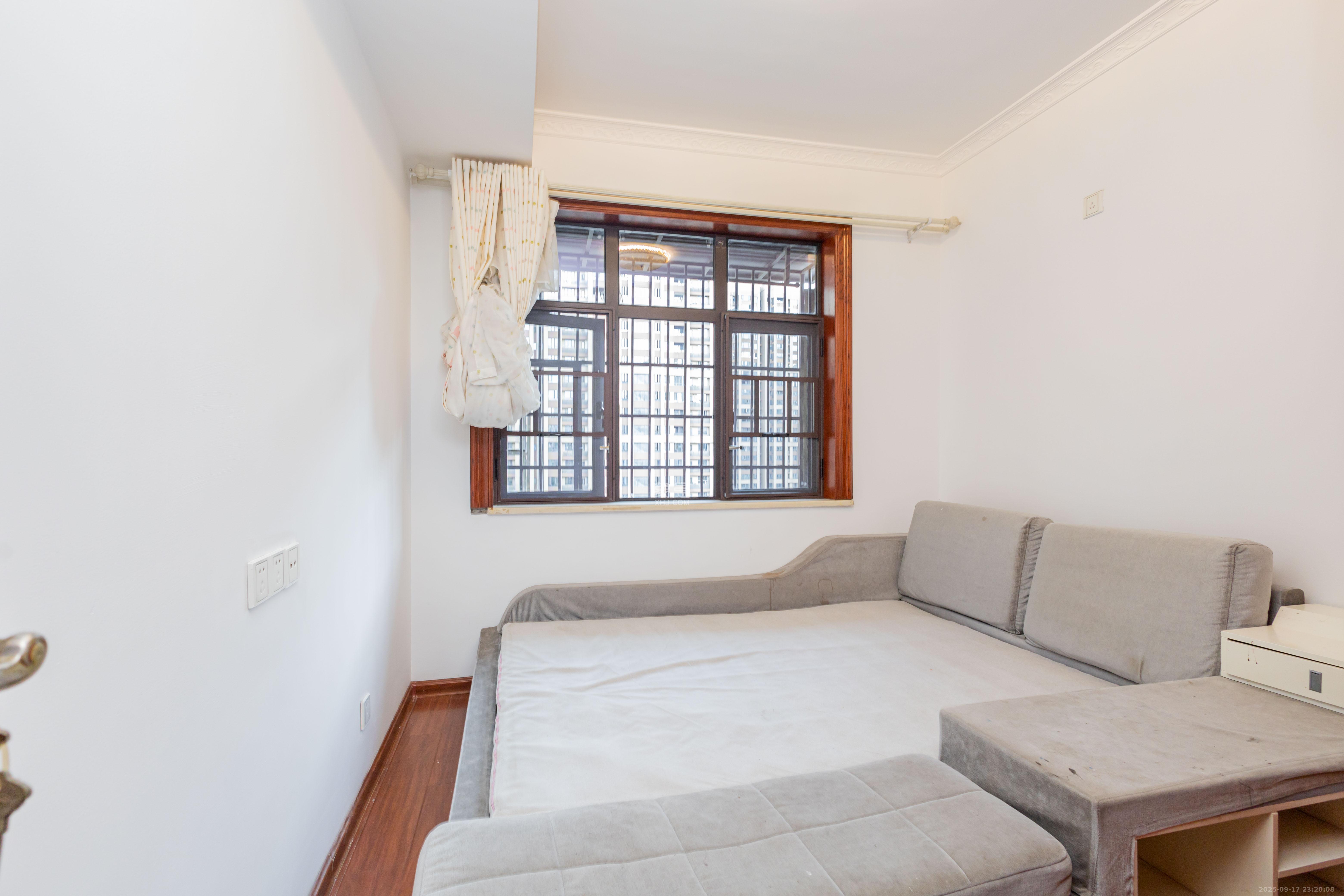 盛隆佳园 4室2厅2卫 126.0万 盛隆佳园 4室2厅2卫 126.0万卧室