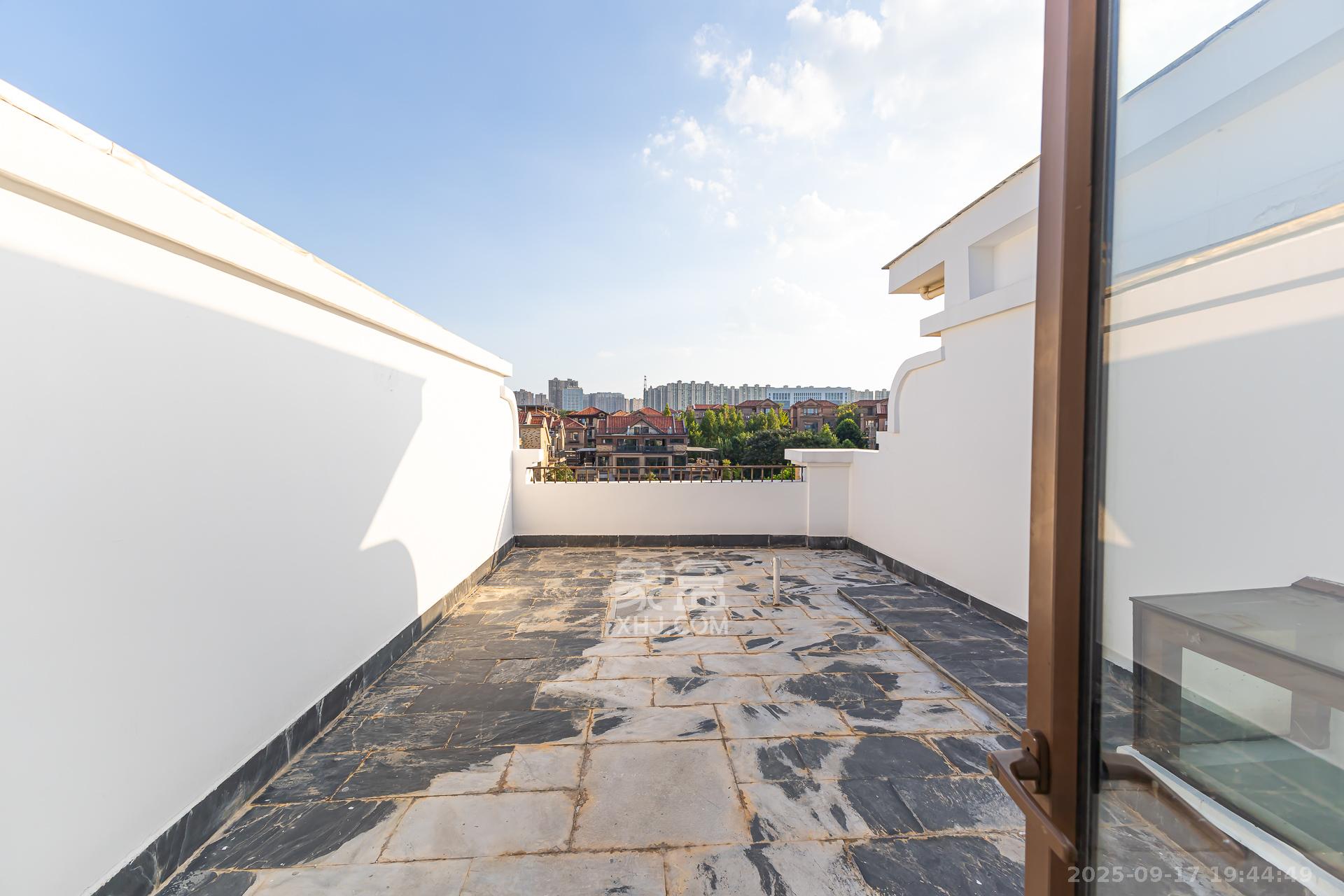 盈峰翠邸 4室2厅3卫 156.0万 盈峰翠邸 4室2厅3卫 156.0万阳台