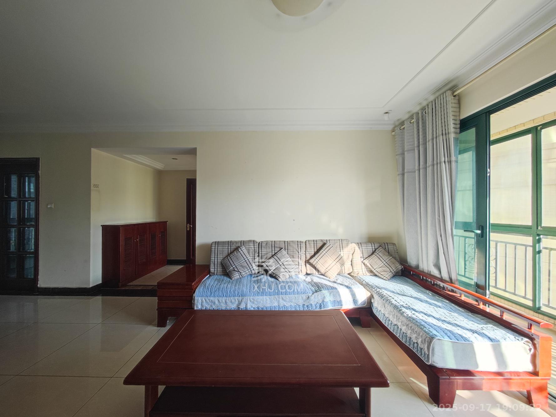 恒大城 4室2厅2卫 126.8万 恒大城 4室2厅2卫 126.8万客厅