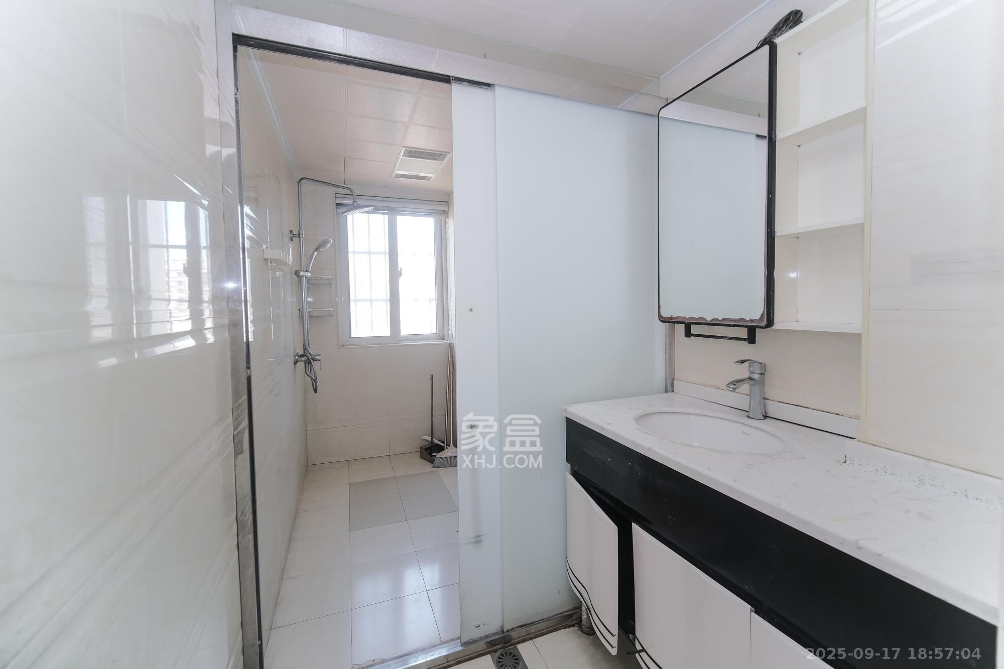 山水湾  4室2厅2卫    71.0万卫生间