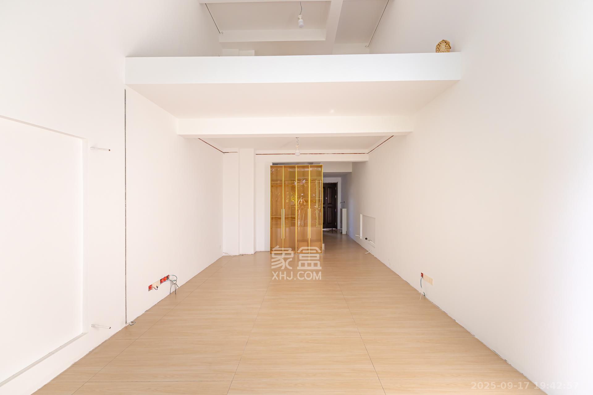 盈峰翠邸 4室2厅3卫 156.0万 盈峰翠邸 4室2厅3卫 156.0万客厅