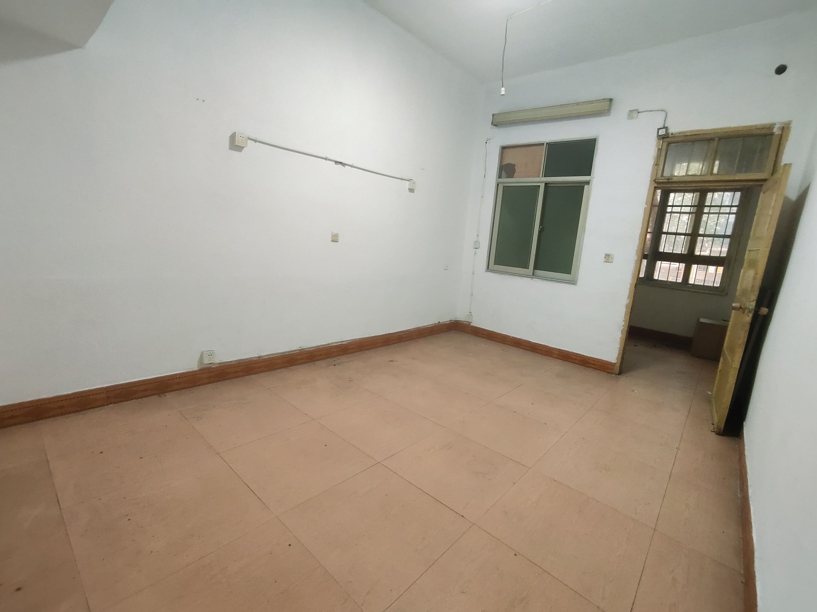 银馨家园（贺家土电厂生活区）  4室2厅1卫    28.0万室内图