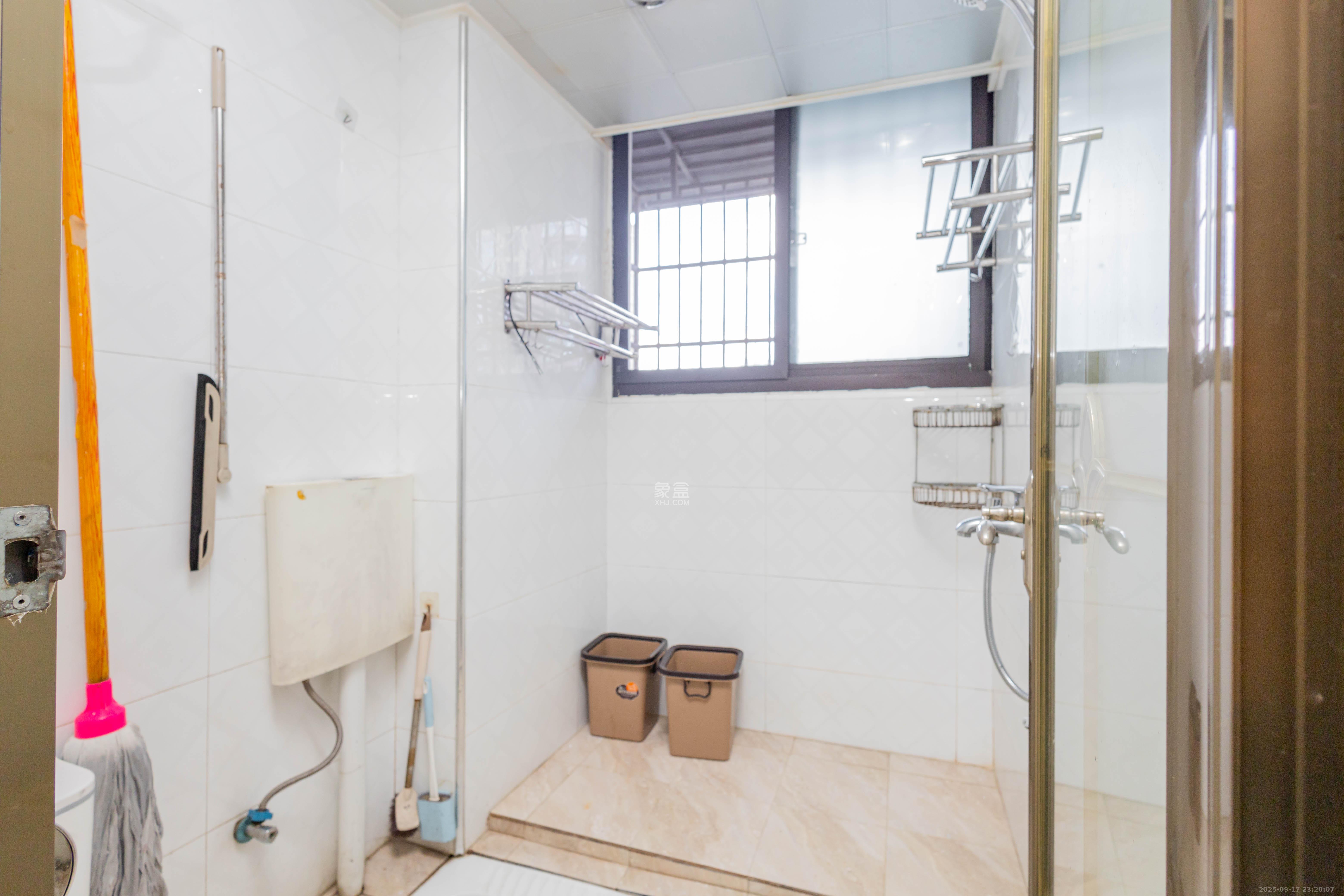 盛隆佳园  4室2厅2卫    126.0万卫生间