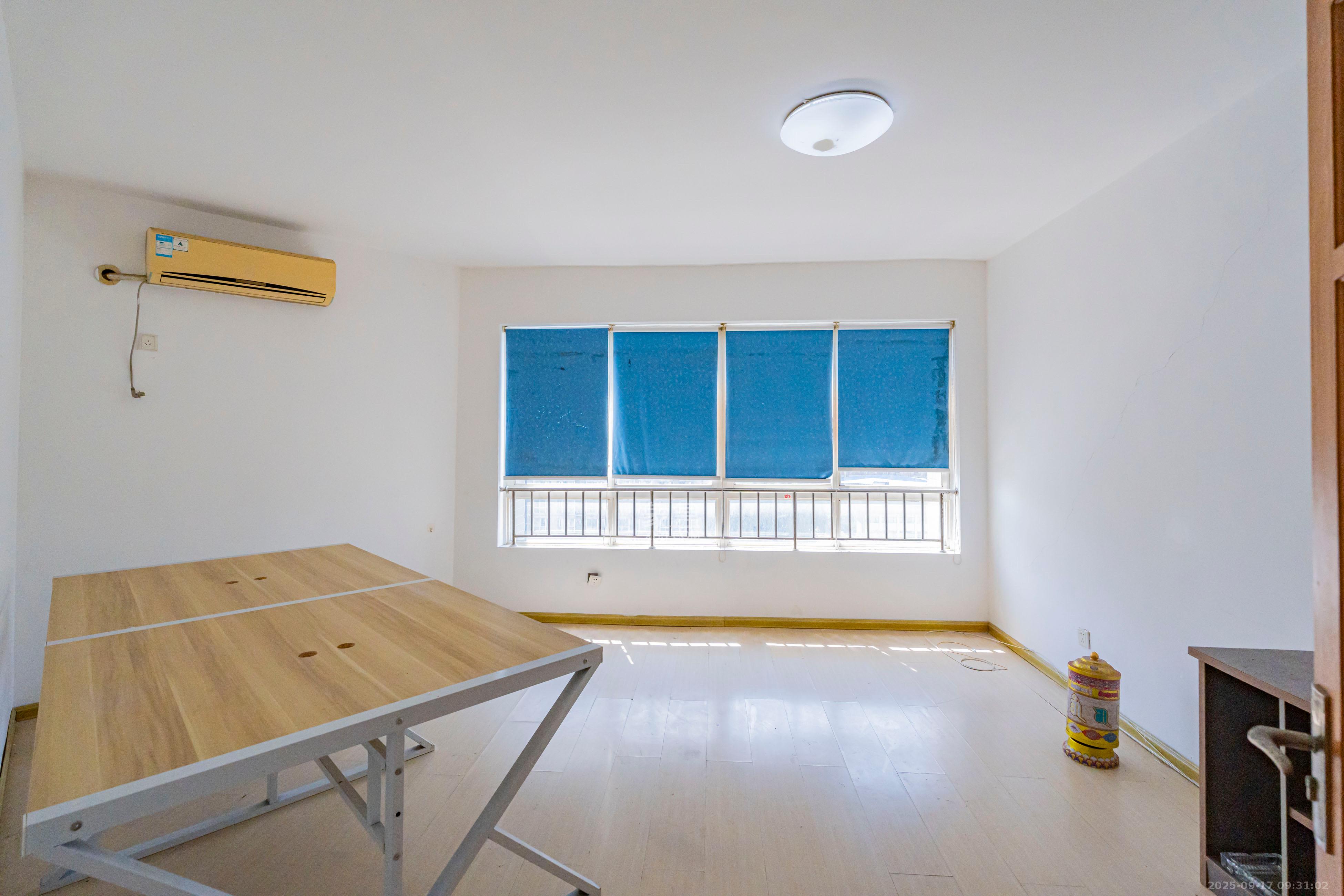 四季美景一、二期  1室2厅1卫    1500.0元/月室内图