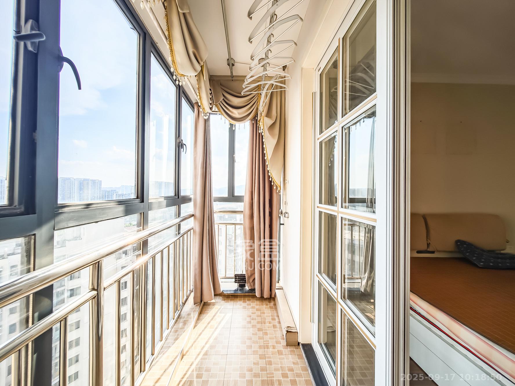 秀峰景园（领秀峰）  3室2厅2卫    75.0万阳台