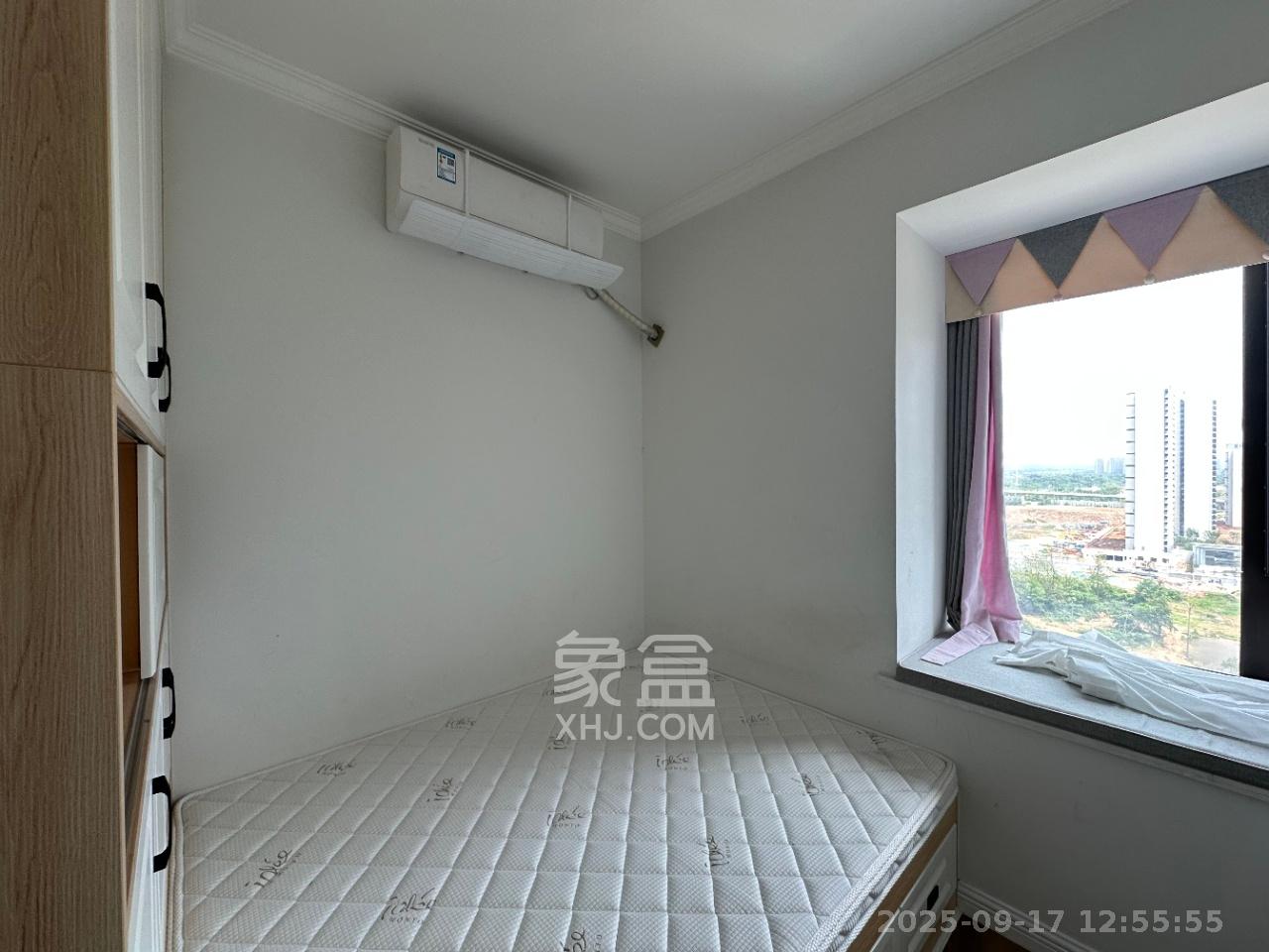 绿地海外滩二期  3室2厅2卫   2300.00元/月室内图