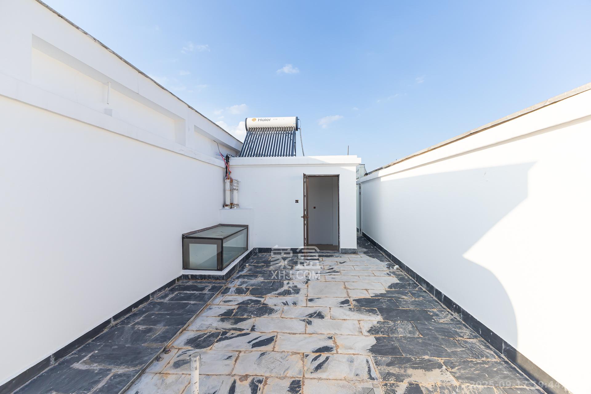 盈峰翠邸 4室2厅3卫 156.0万 盈峰翠邸 4室2厅3卫 156.0万阳台