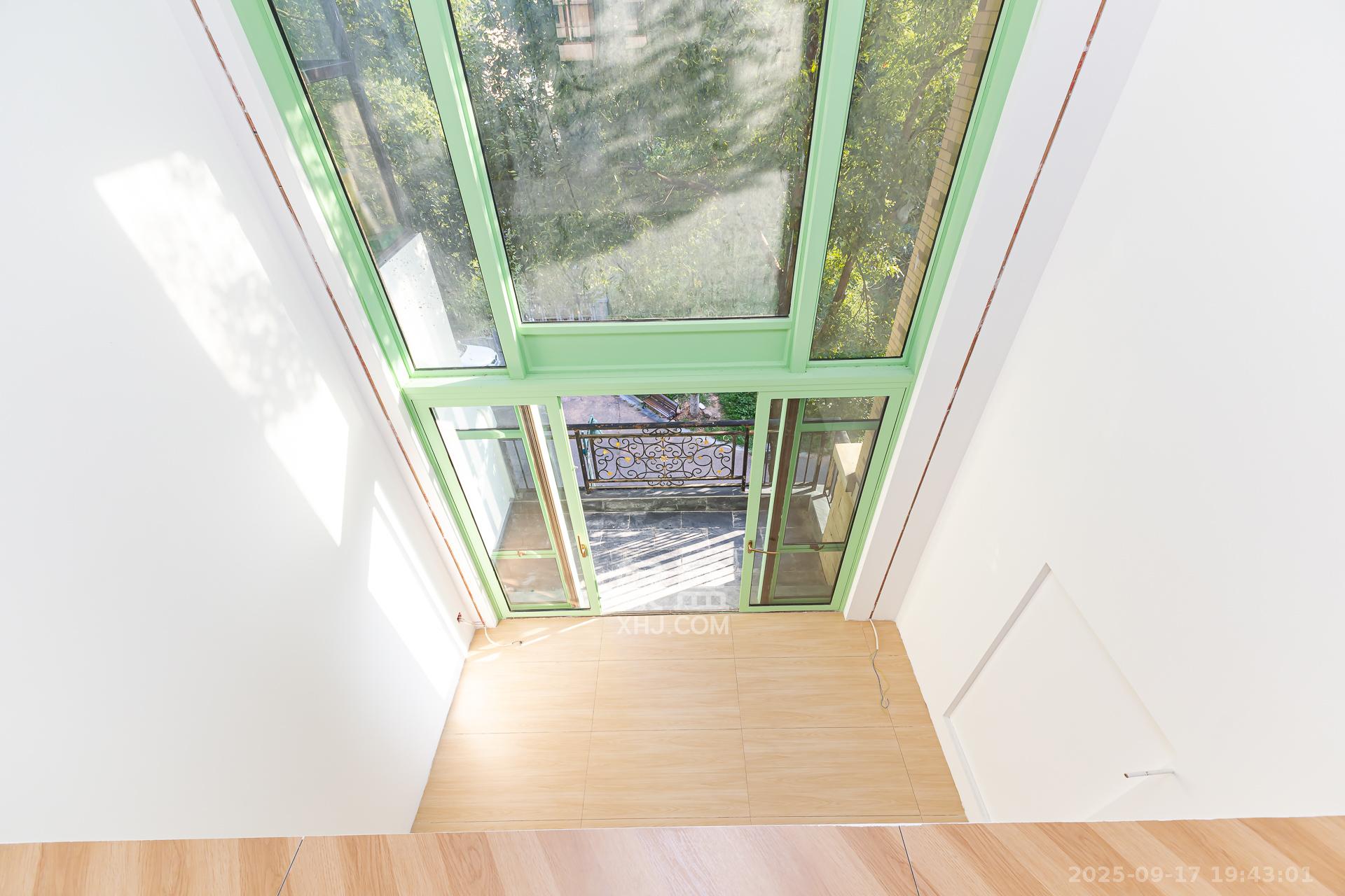 盈峰翠邸 4室2厅3卫 156.0万 盈峰翠邸 4室2厅3卫 156.0万客厅