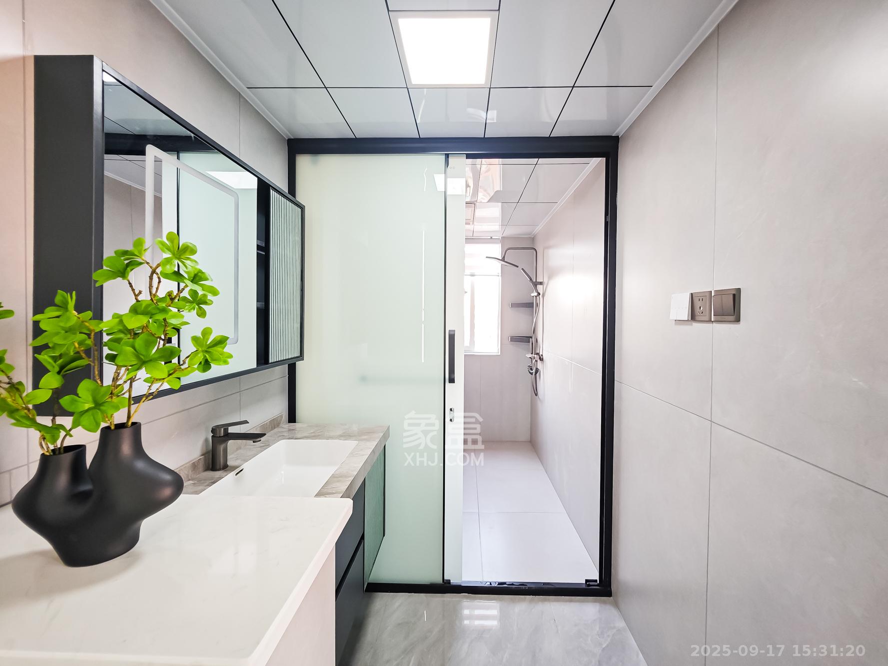 绿地海外滩一期  4室2厅2卫    99.8万卫生间