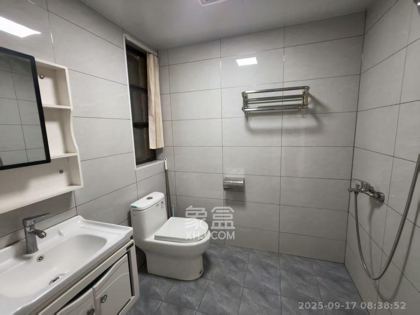 星湖湾二期洋房  3室2厅2卫    2900.0元/月室内图