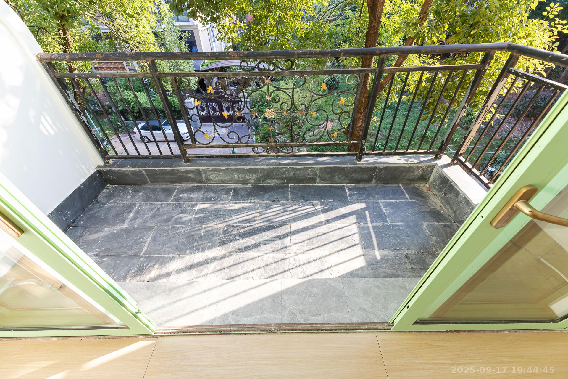 盈峰翠邸 4室2厅3卫 156.0万 盈峰翠邸 4室2厅3卫 156.0万阳台