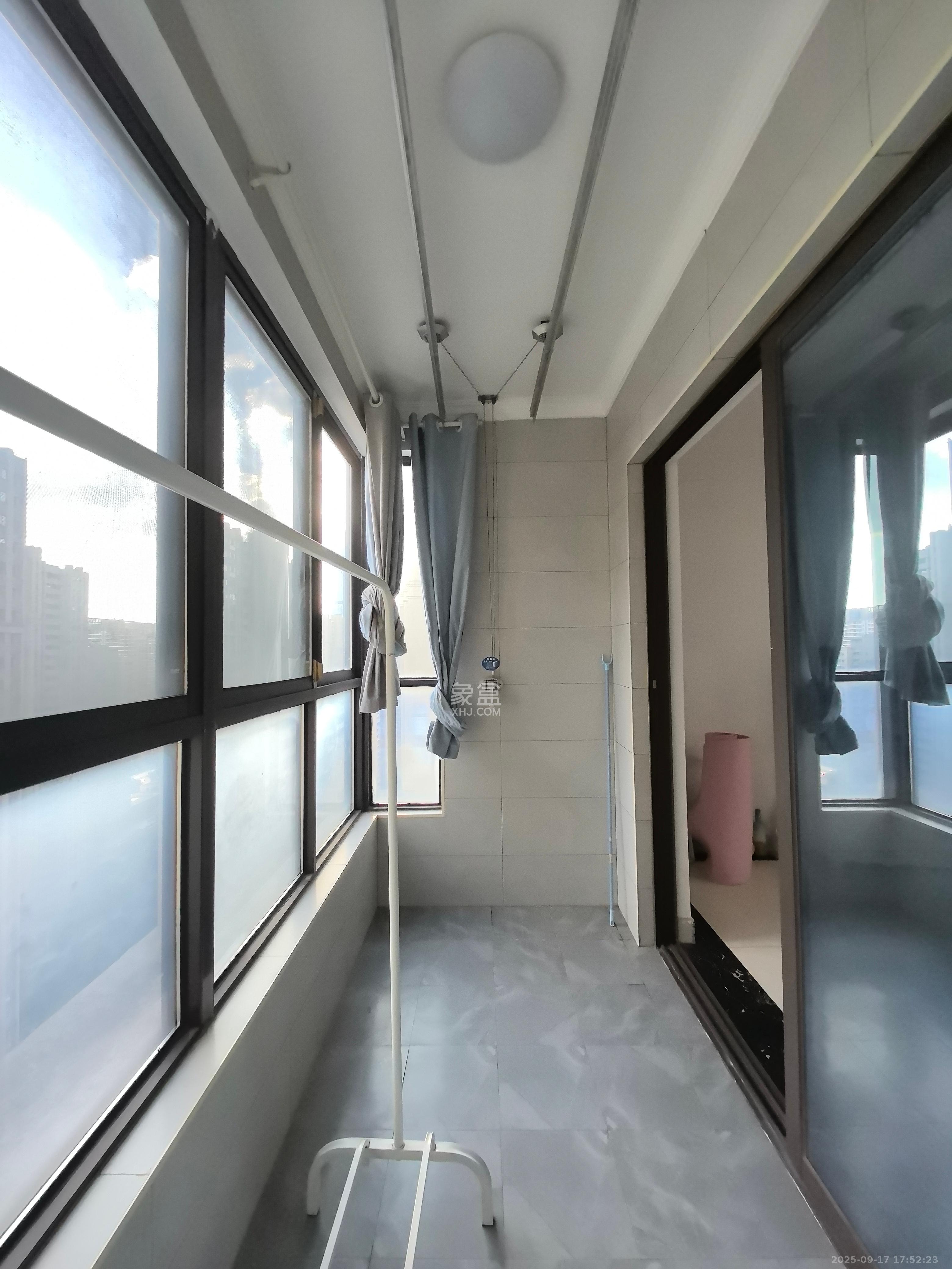 华润置地广场二期  3室2厅2卫    2400.0元/月室内图