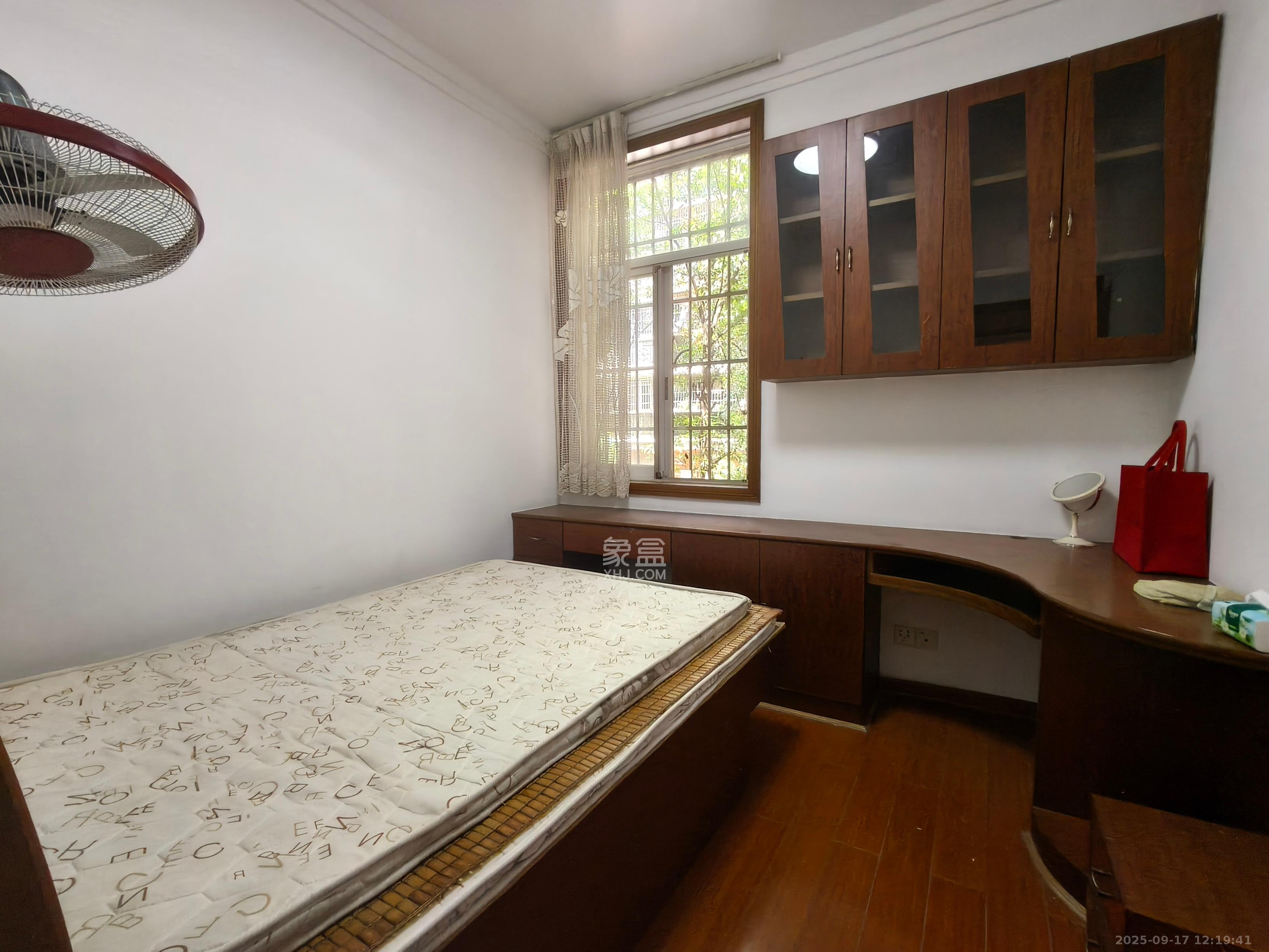 山水人家三期  3室2厅2卫    1600.0元/月室内图