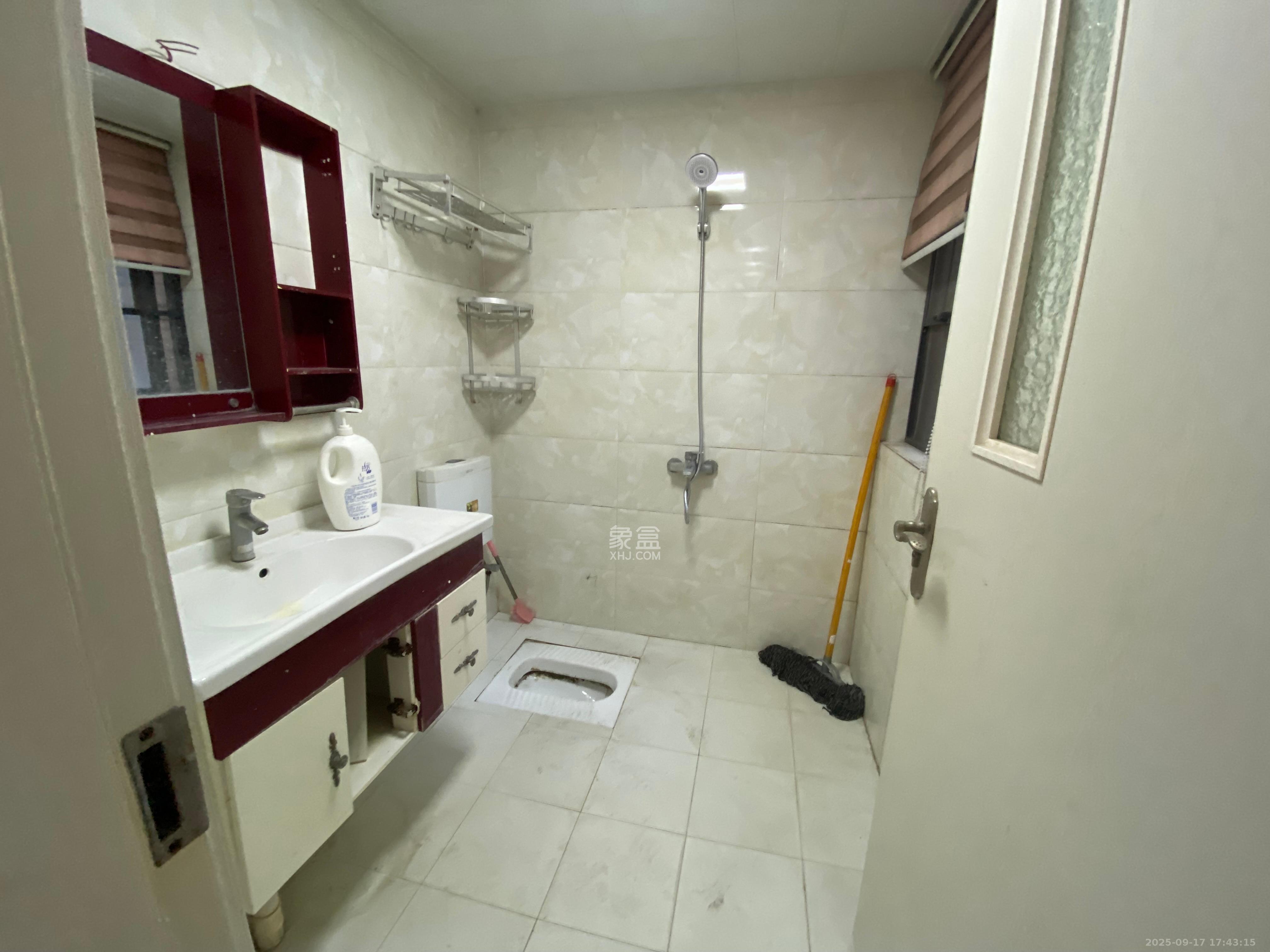 荣盛花语馨苑  3室2厅1卫    2350.0元/月室内图