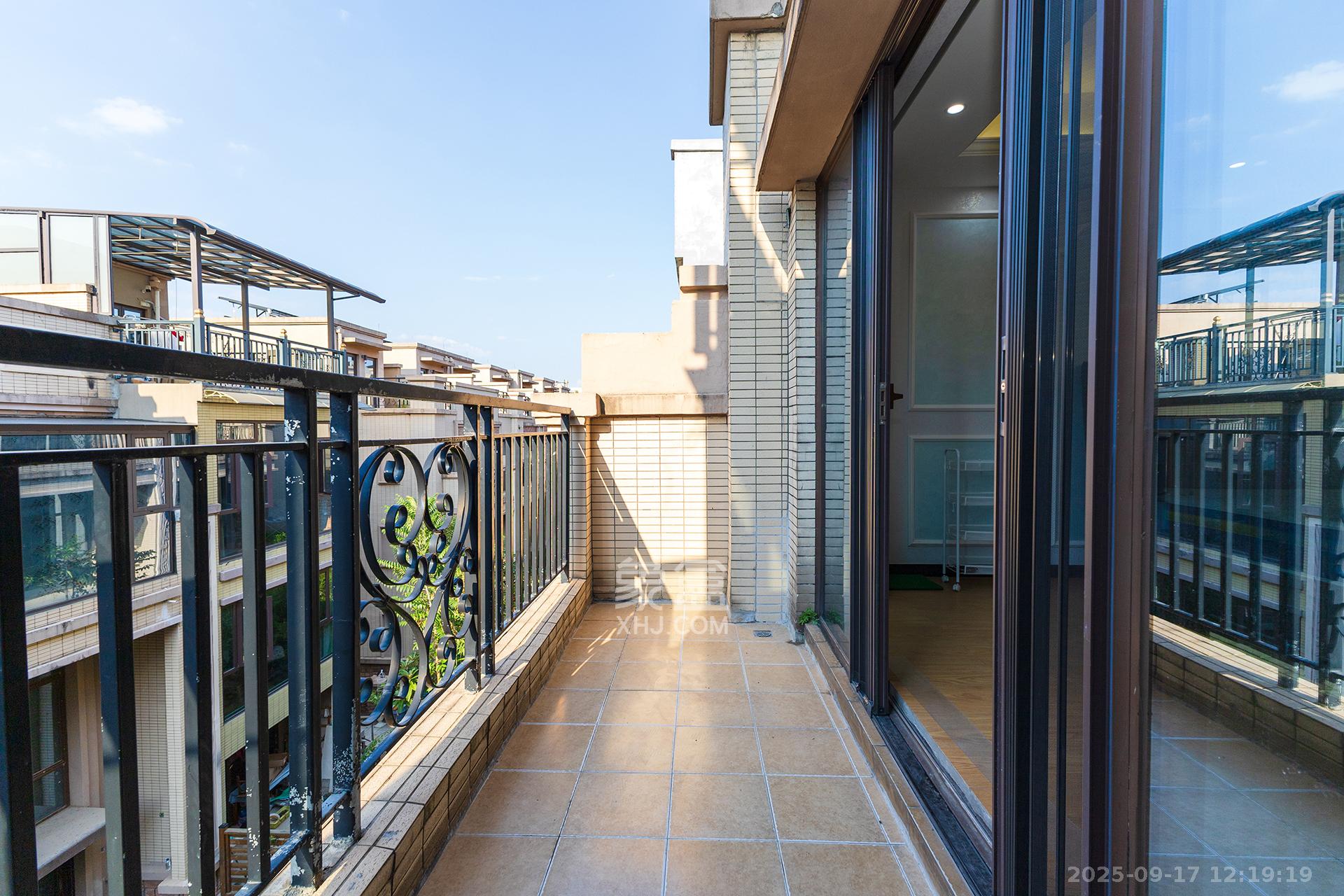 盈峰翠邸  5室2厅4卫    298.0万阳台