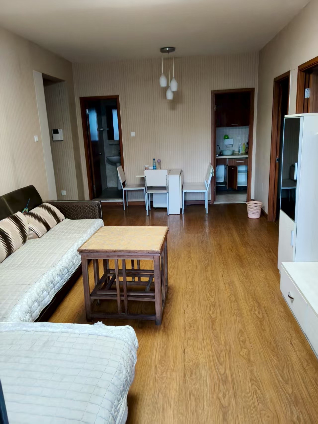 蓝色港湾  2室2厅1卫    1300.0元/月 蓝色港湾  2室2厅1卫    1300.0元/月室内图