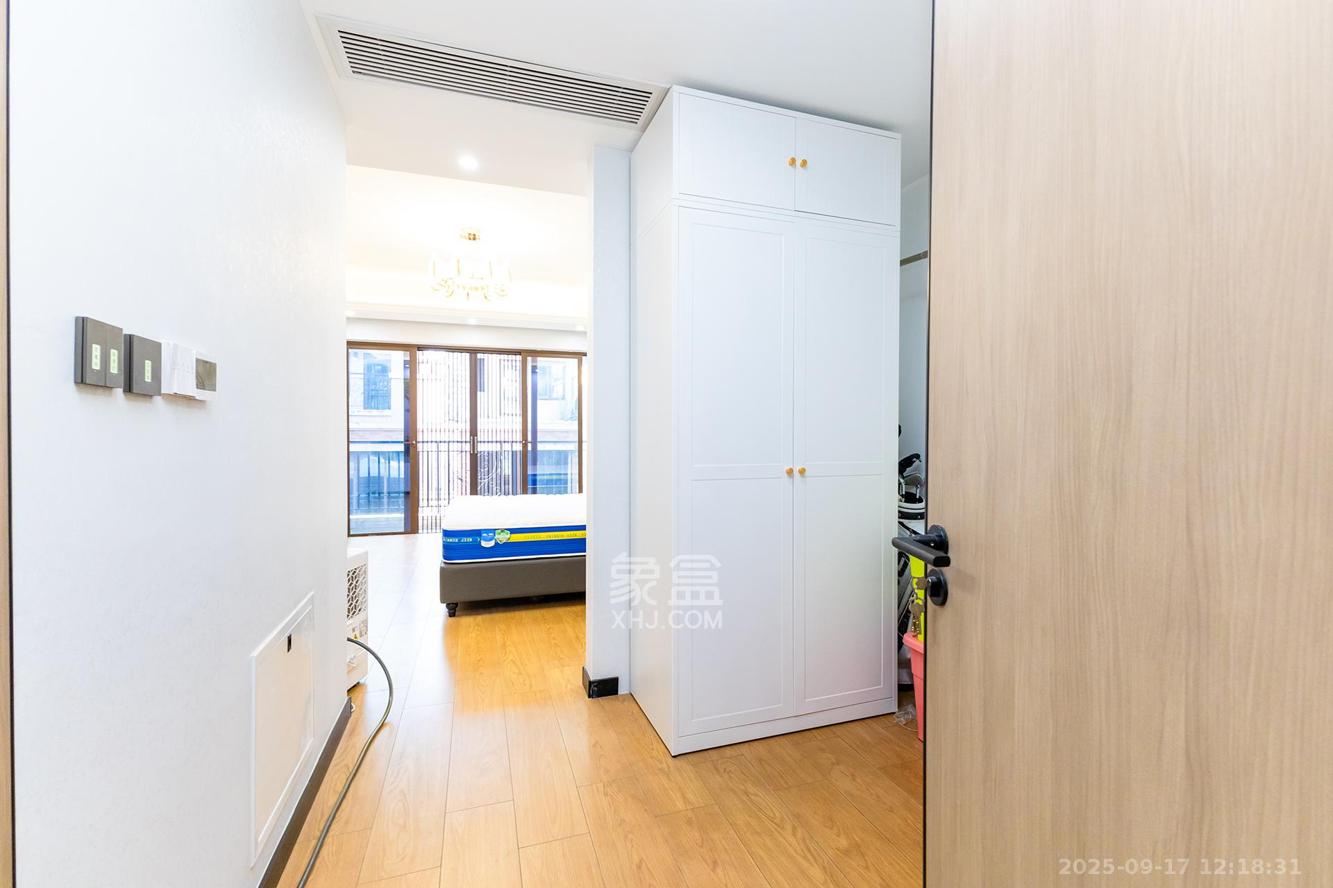 盈峰翠邸 5室2厅4卫 298.0万 盈峰翠邸 5室2厅4卫 298.0万卧室