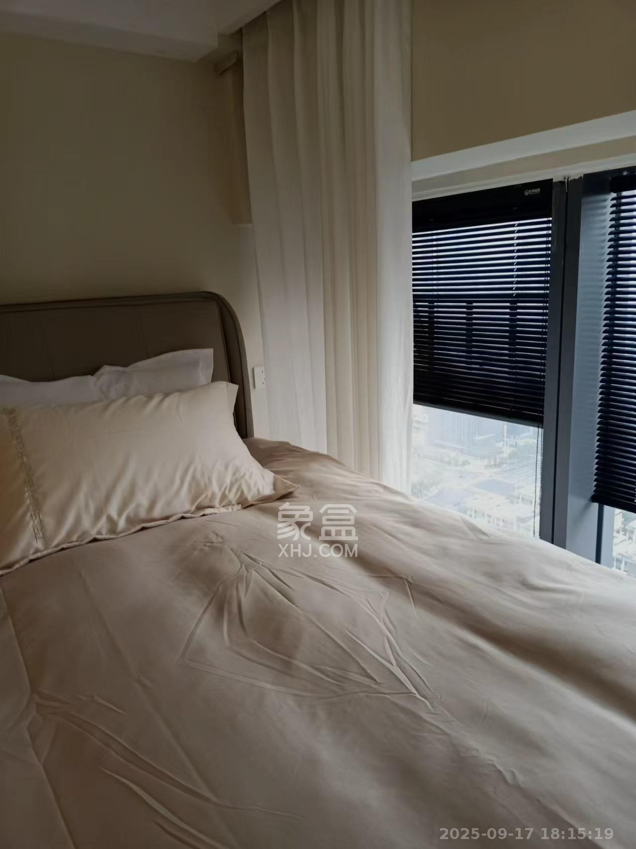 卓越中寰  2室1厅1卫    2400.0元/月室内图