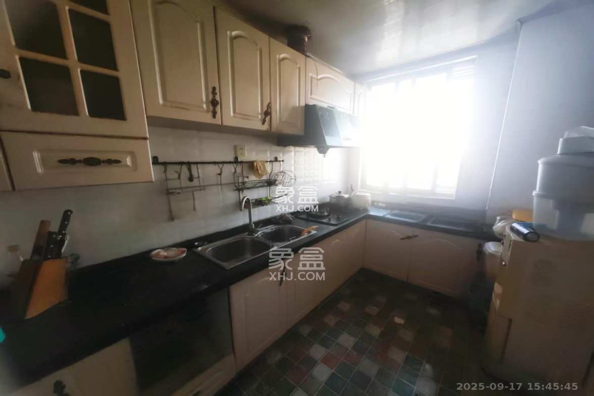 麓山才苑 3室2厅2卫 3500.0元/月 麓山才苑 3室2厅2卫 3500.0元/月室内图