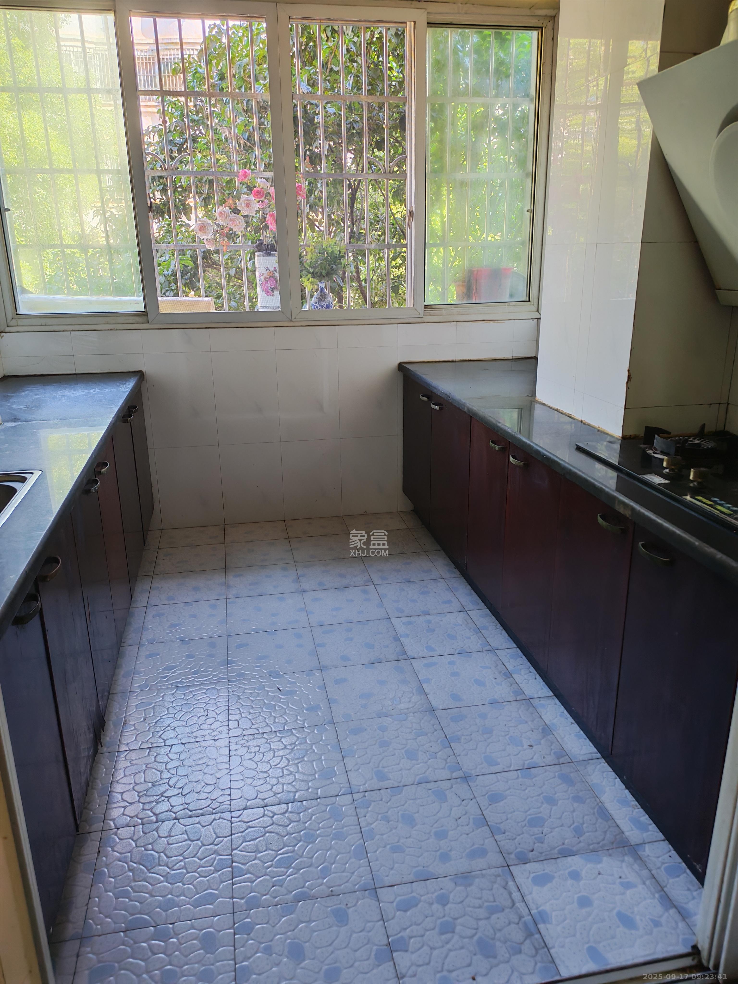 德润园 3室2厅1卫 2300.0元/月 德润园 3室2厅1卫 2300.0元/月室内图