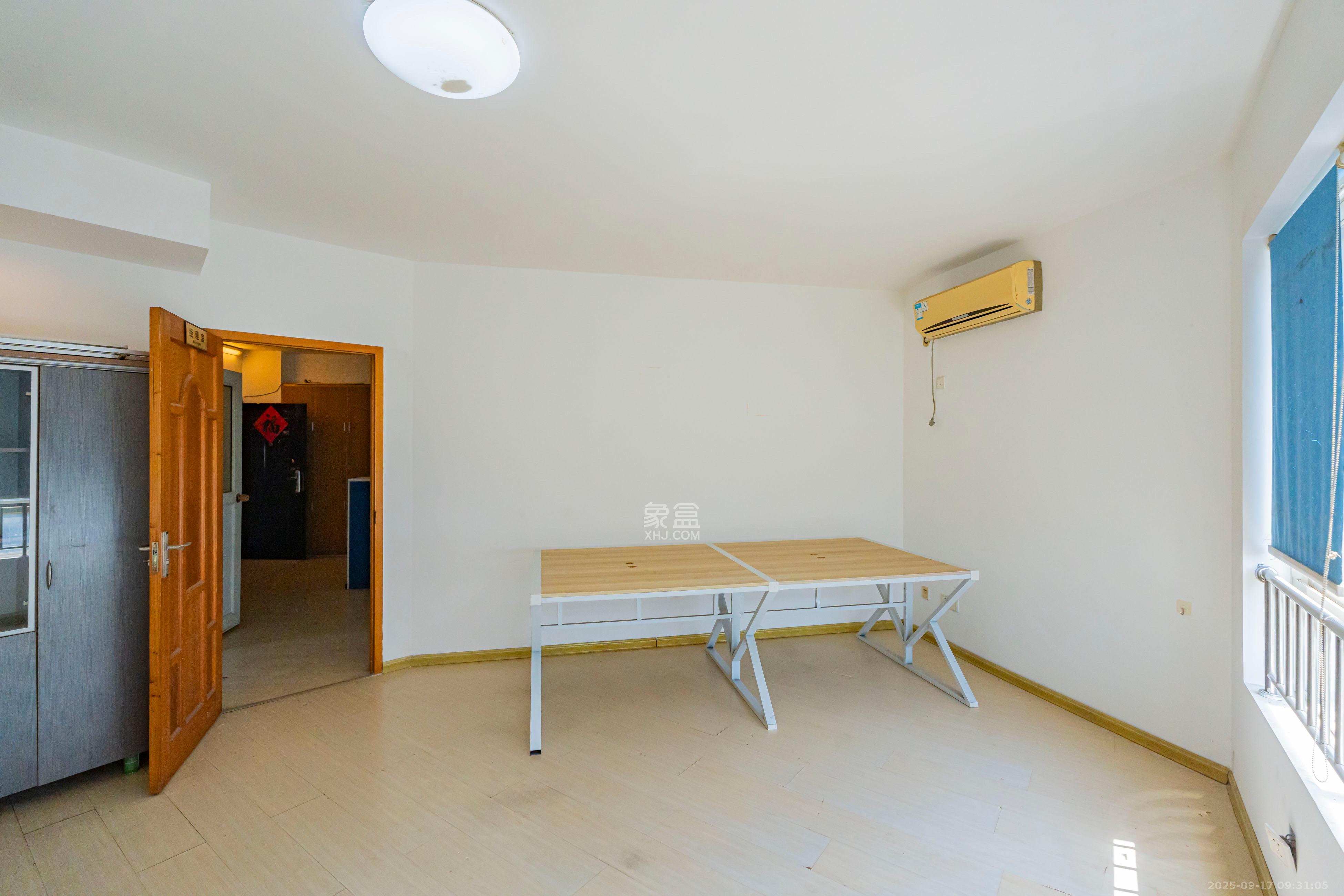 四季美景一、二期  1室2厅1卫    1500.0元/月室内图