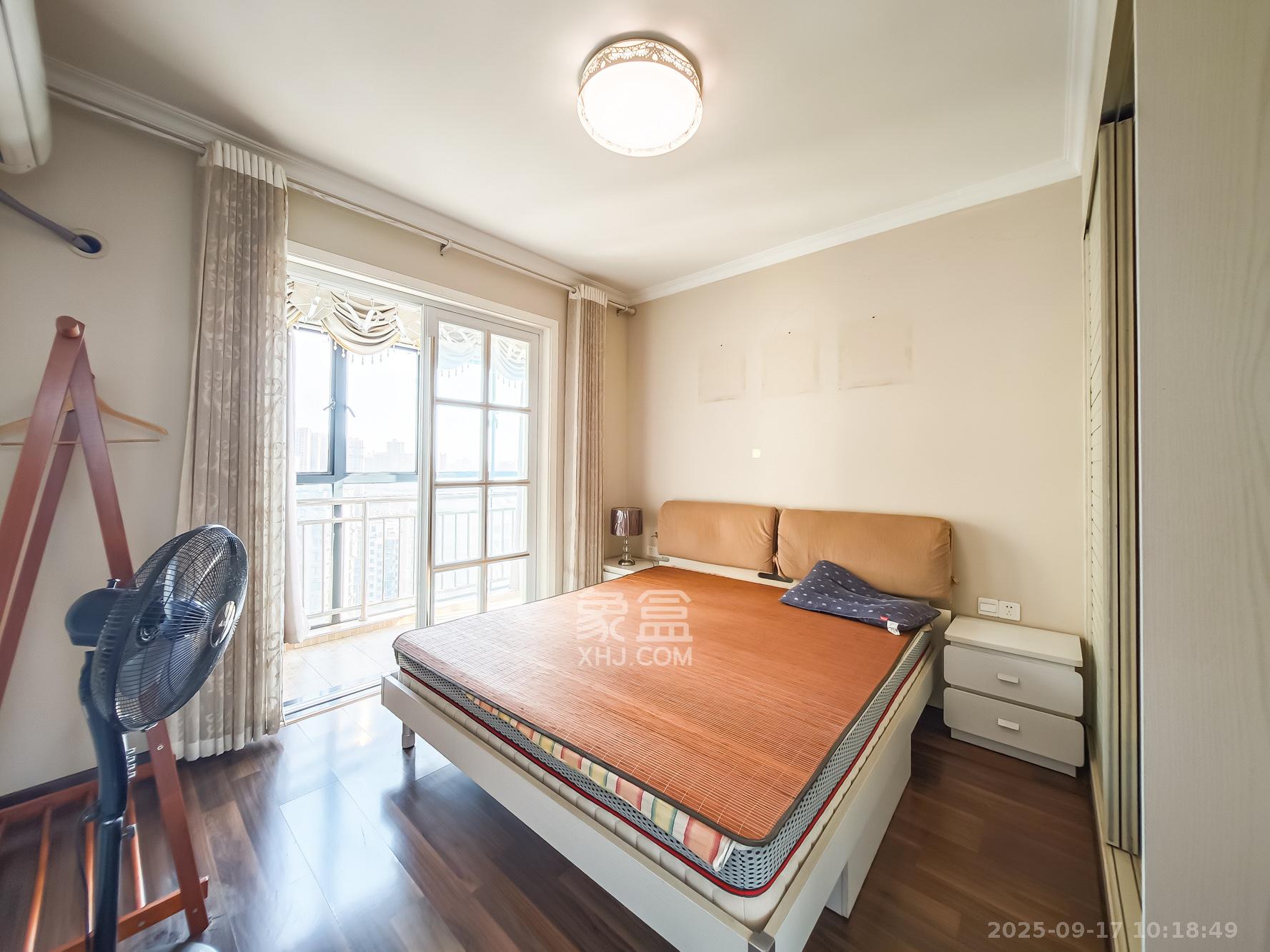 秀峰景园（领秀峰）  3室2厅2卫    75.0万卧室