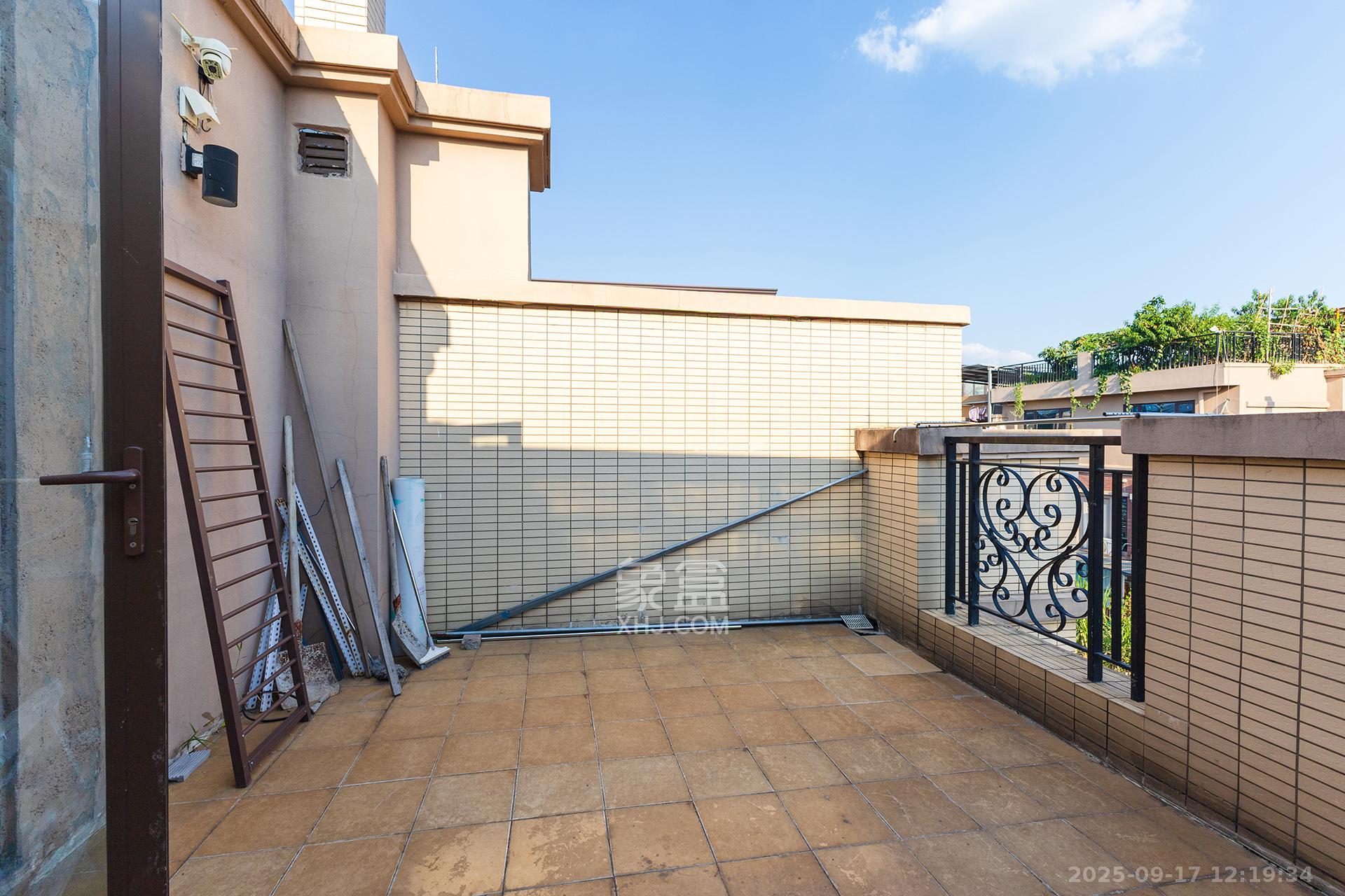 盈峰翠邸 5室2厅4卫 298.0万 盈峰翠邸 5室2厅4卫 298.0万阳台