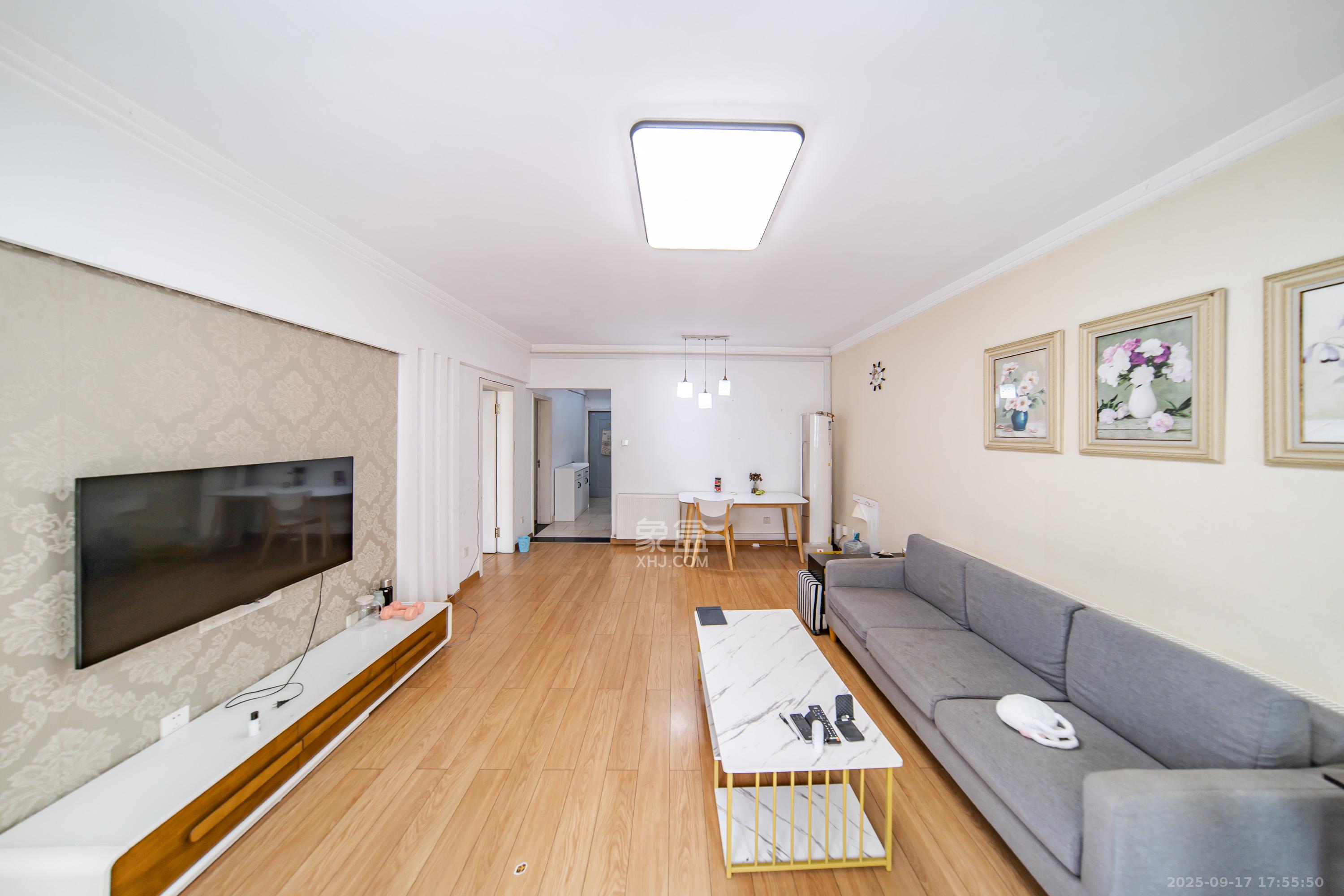 阳光100一期、四五期 3室2厅1卫 85.0万 阳光100一期、四五期 3室2厅1卫 85.0万客厅