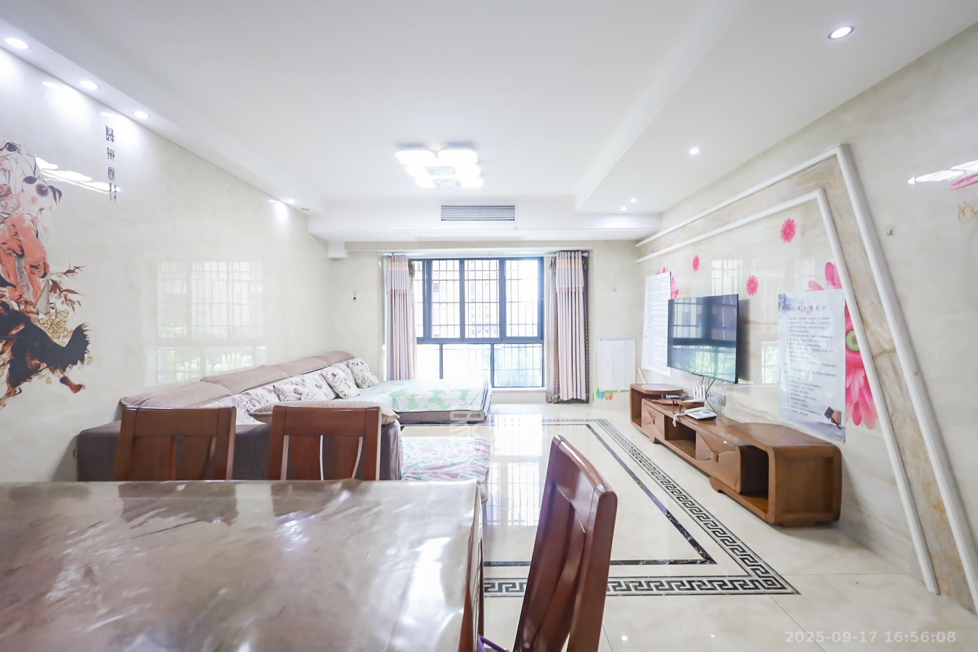 兰亭都荟(璟峰苑) 4室1厅2卫 172.0万 兰亭都荟(璟峰苑) 4室1厅2卫 172.0万客厅