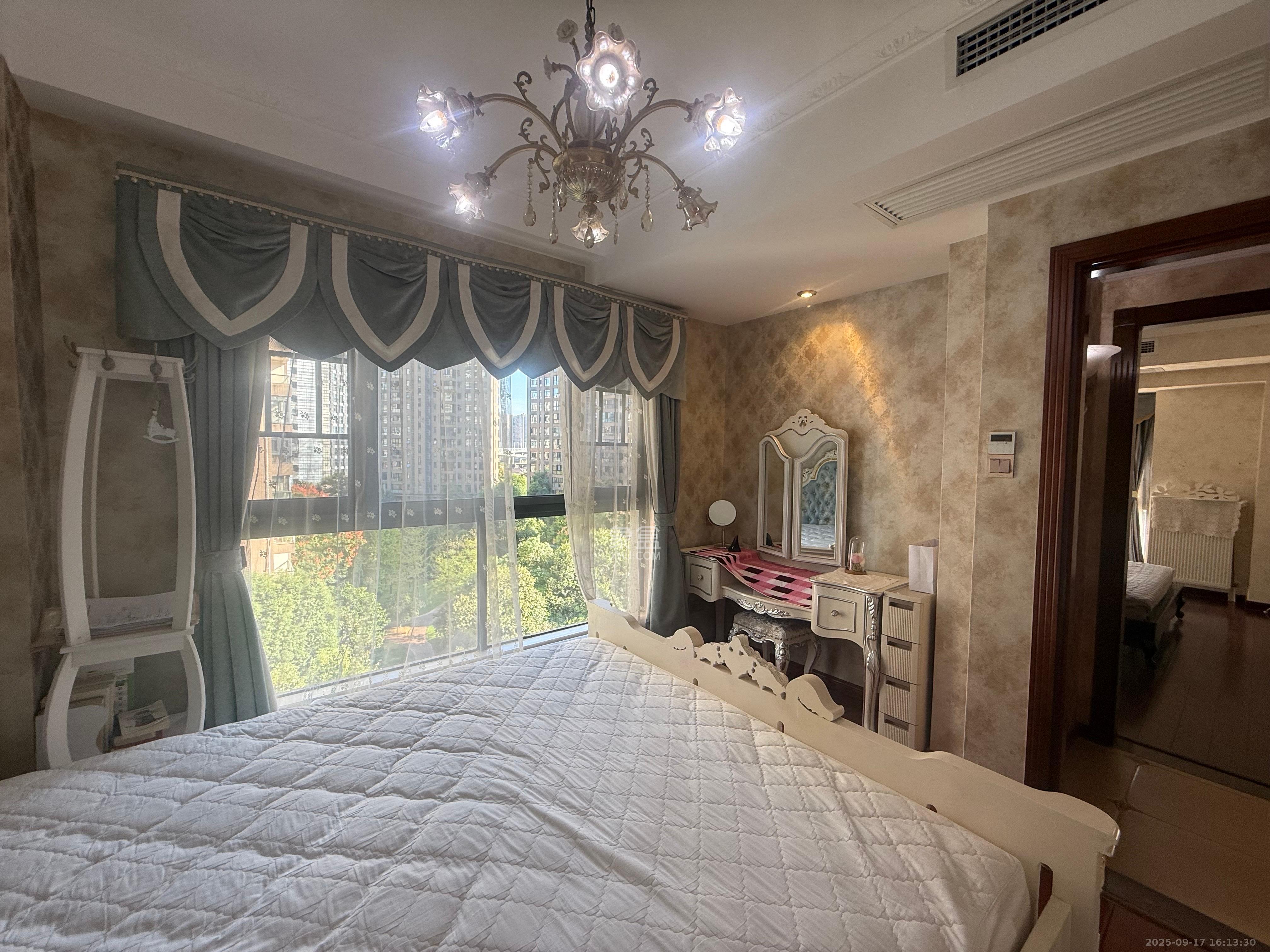 藏珑湖上国际花园 4室2厅2卫 6300.0元/月 藏珑湖上国际花园 4室2厅2卫 6300.0元/月室内图